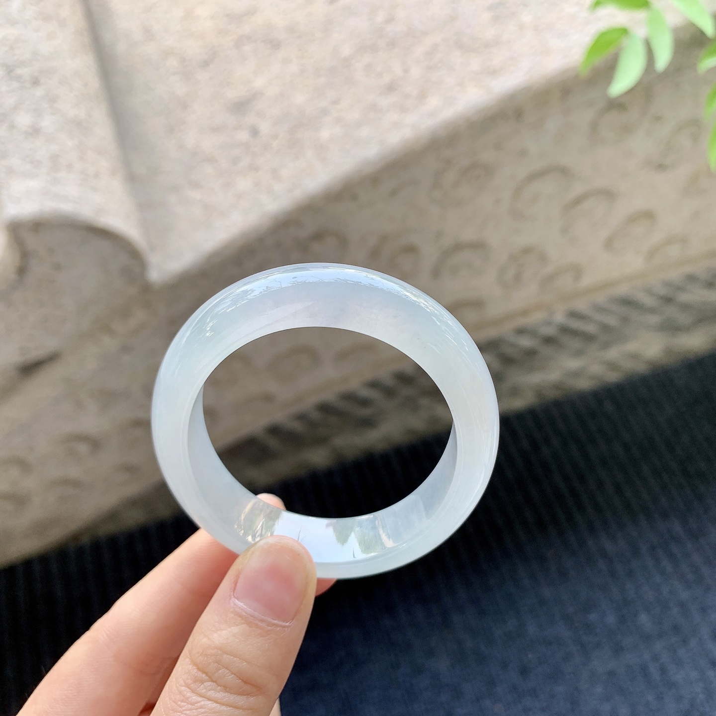 贵妃51 52 圈口52.4/45.5/12.2/7.4 糯冰底色，水润，种老，细腻，打灯有棉线A1032082