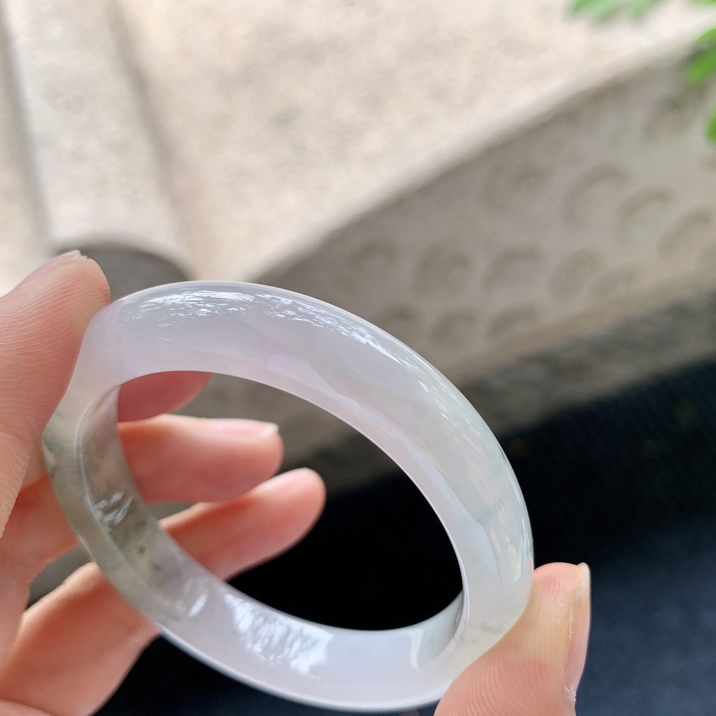 贵妃51 52【圈口】52.8/54.4/10/7【编码】A2041501【描述】糯冰飘花，水润，种老，细腻，有纹线