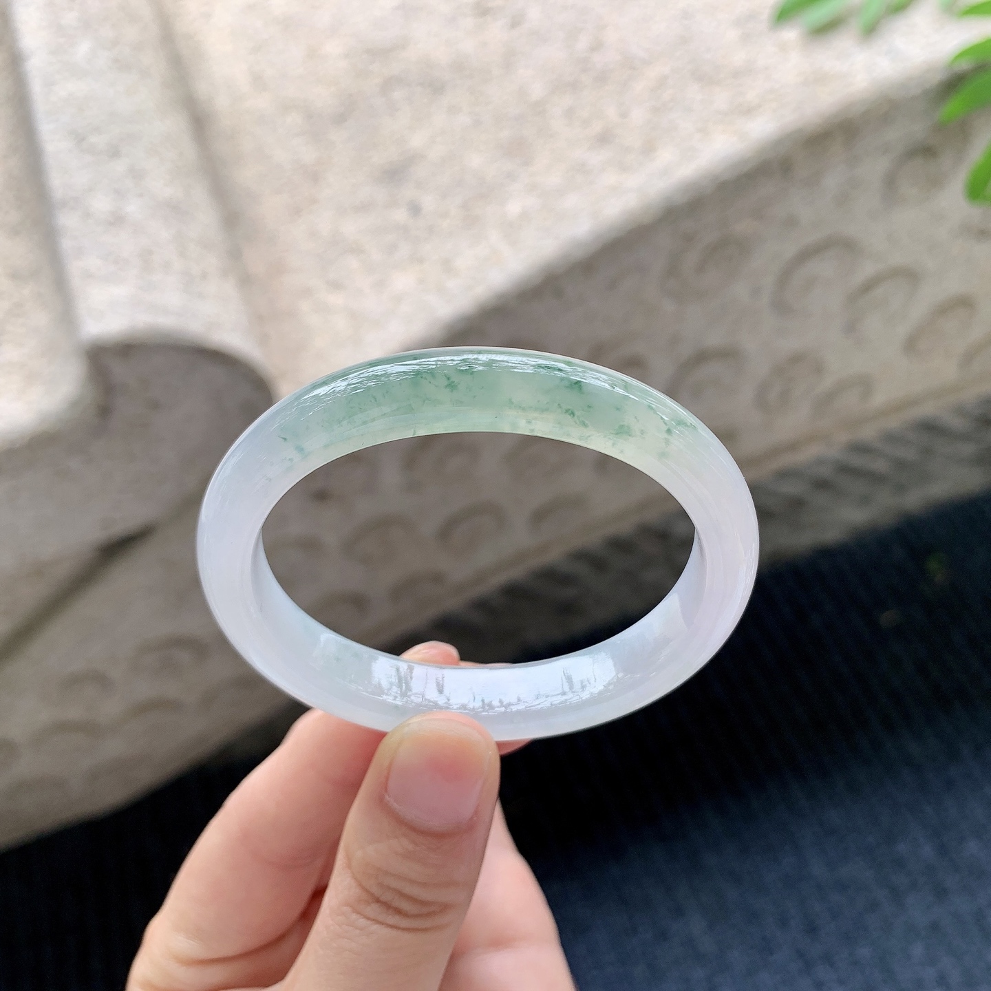 贵妃51 52【圈口】52.8/54.4/10/7【编码】A2041501【描述】糯冰飘花，水润，种老，细腻，有纹线