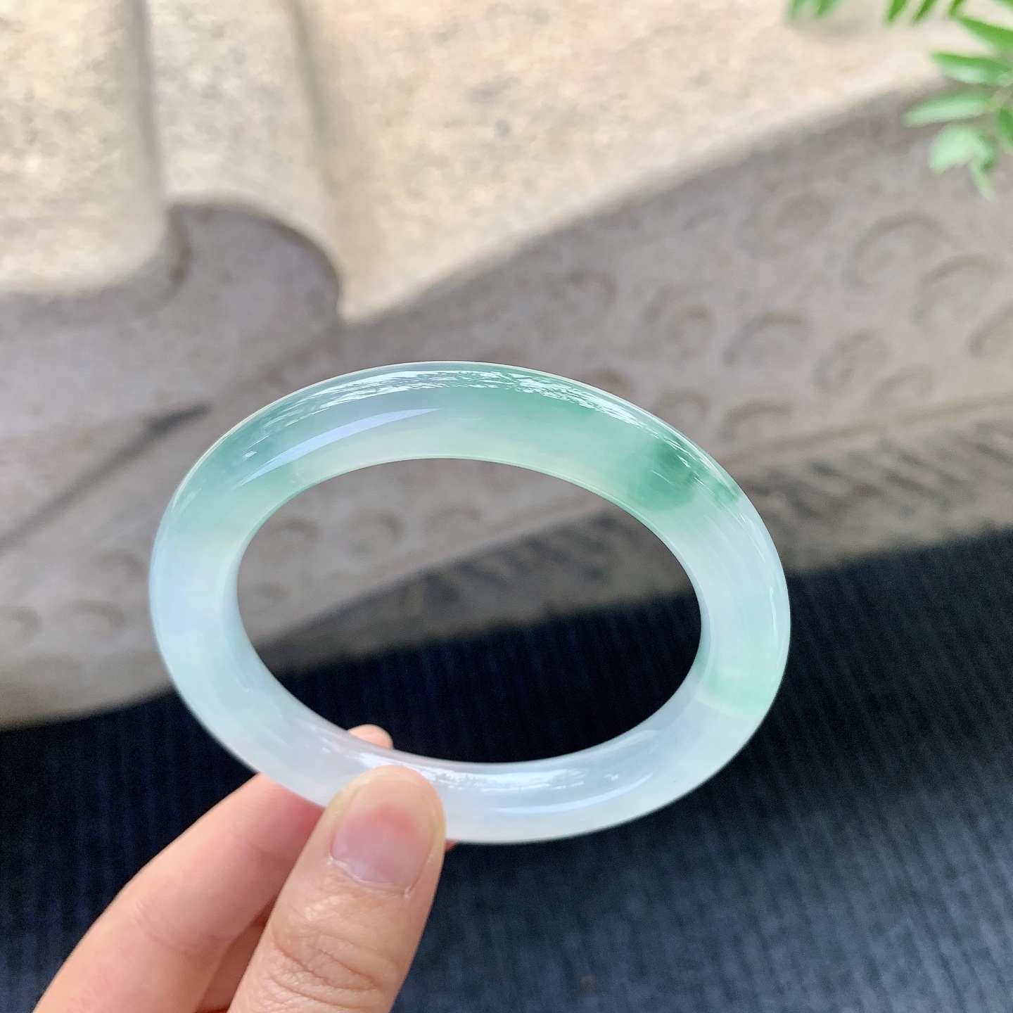 圆条55 56【圈口】56.9/10.3/9.9【编码】B2121416【描述】冰飘绿，清透，水润，种老，细腻，有纹线