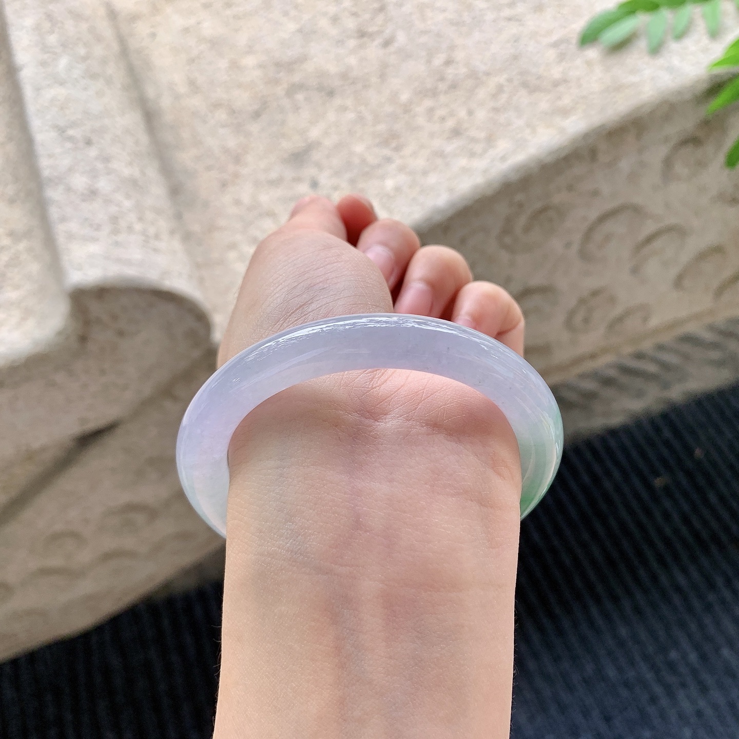 圆条54 55【圈口】55/9.1/9.3【编码】A2041509【描述】糯冰春彩，水润，种老，细腻，有纹线