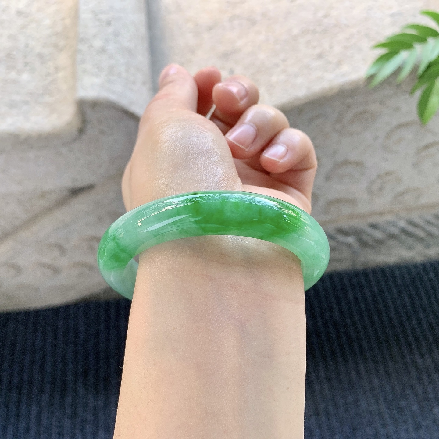 正圈55 56 【圈口】55/11.6/8.7 【编码】A1031875 【描述】糯冰飘阳绿，水润，种老，细腻，打灯有棉线