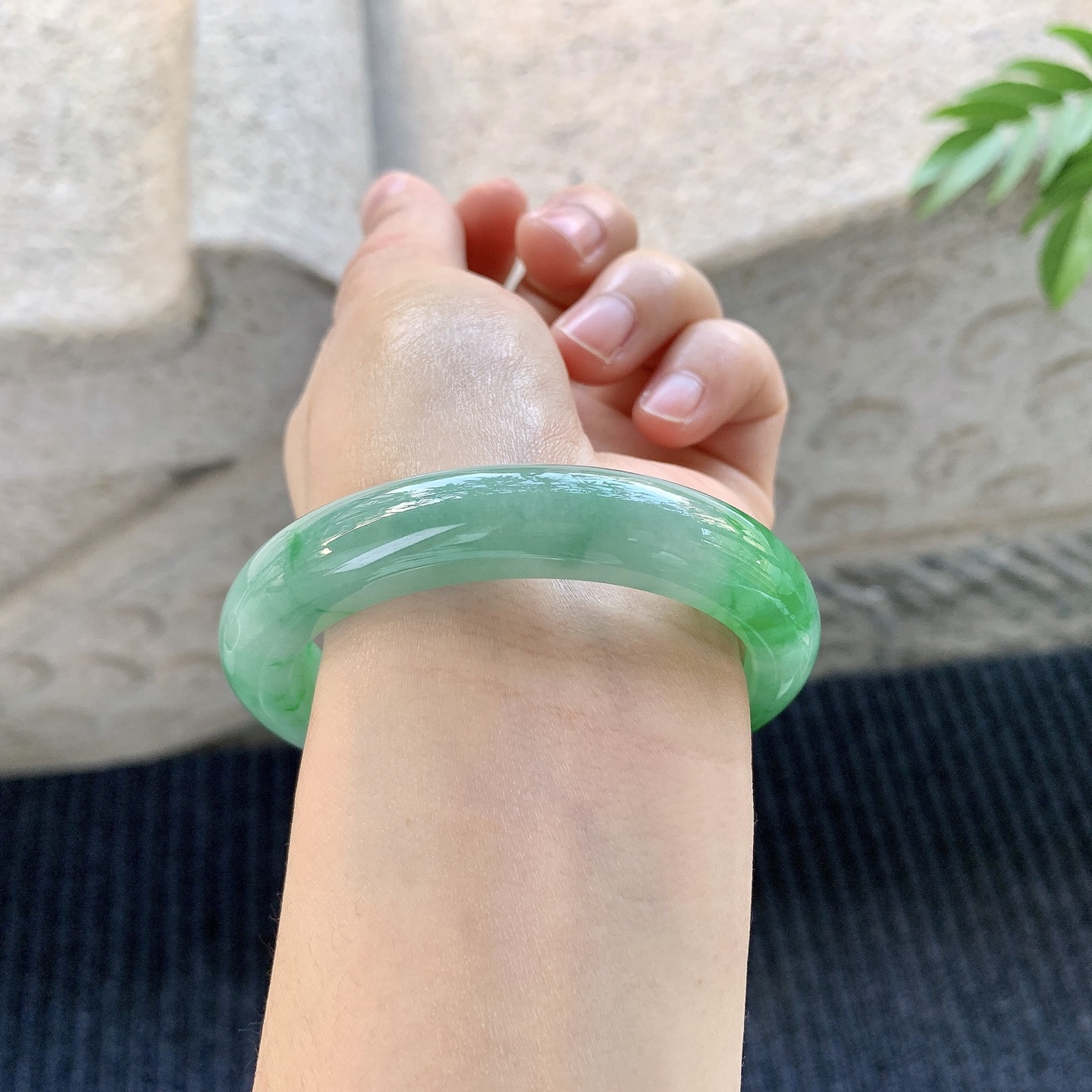 正圈55 56 【圈口】55/11.6/8.7 【编码】A1031875 【描述】糯冰飘阳绿，水润，种老，细腻，打灯有棉线