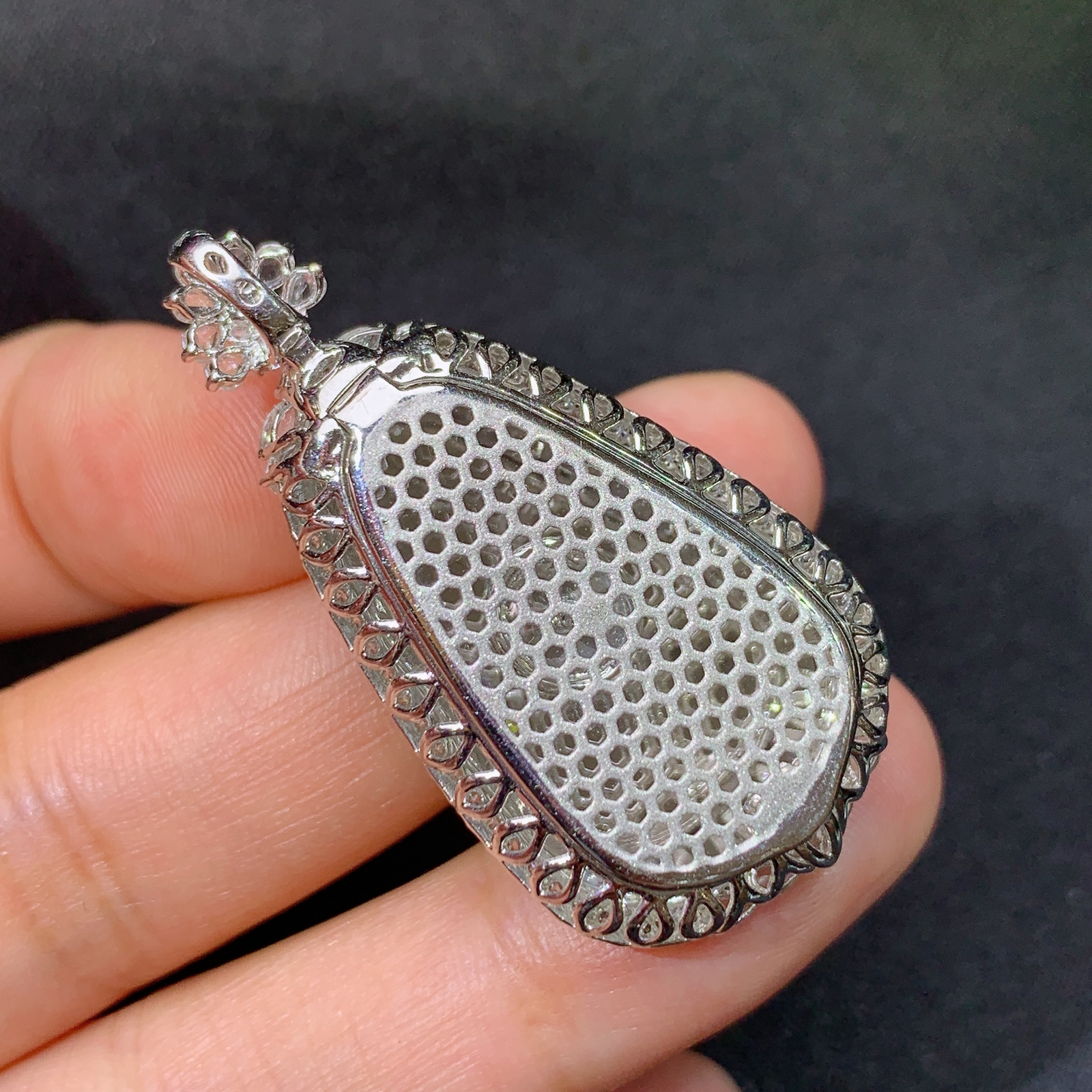 冰阳绿如意吊坠，18k金镶嵌，冰润色阳，玉质细腻，种水足，L6 尺寸41.6*21.1*9