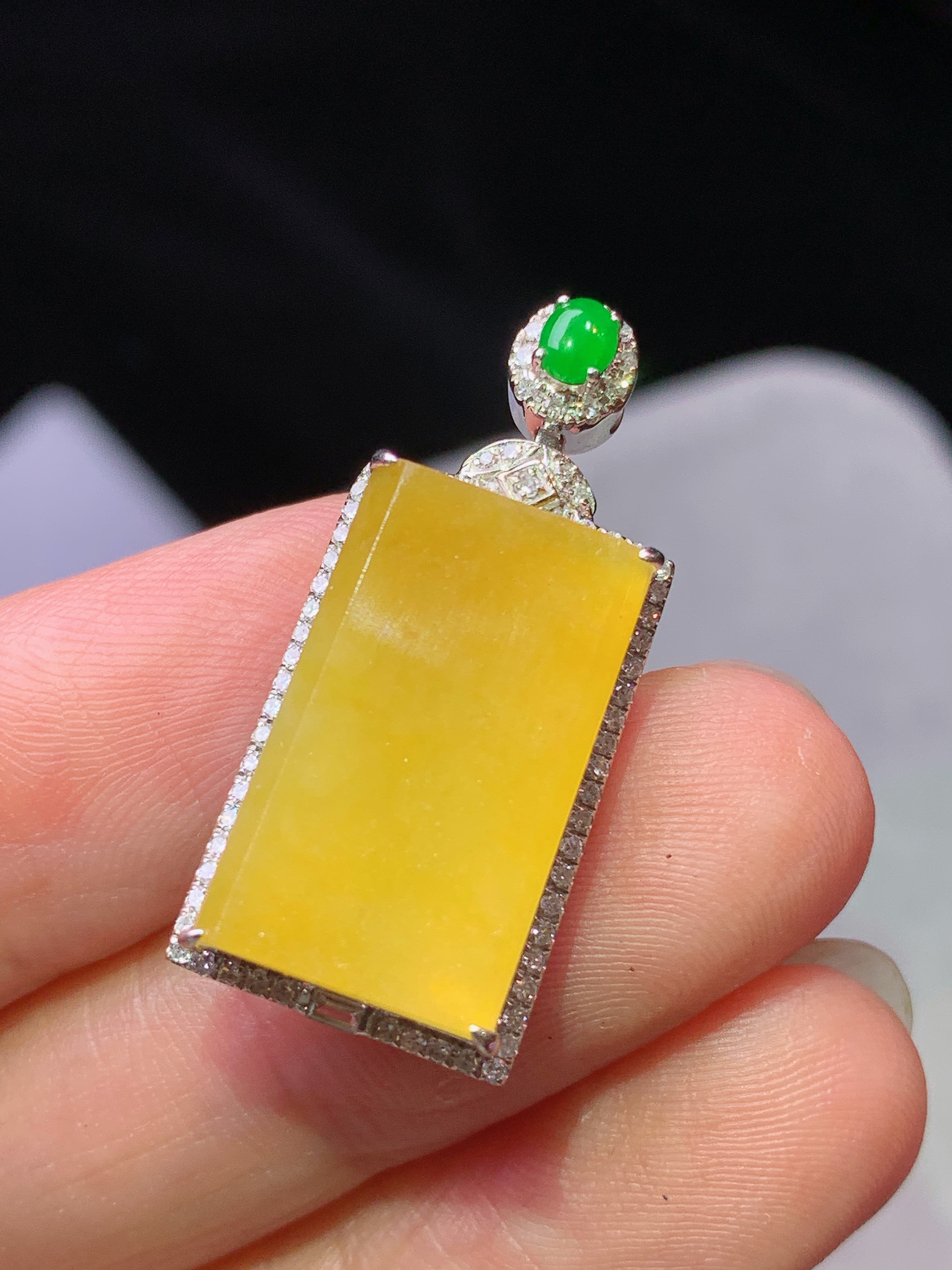 18k金钻镶嵌黄翡无事牌吊坠 玉质细腻 水润亮眼 色泽艳丽 整体尺寸28.2*12.8*6.6m5