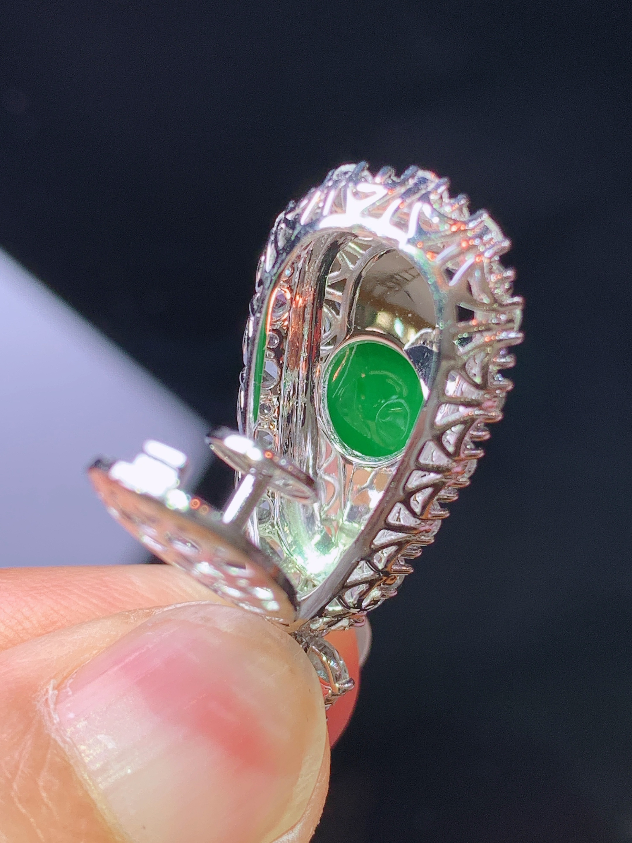 18k金钻镶嵌冰阳绿四季豆吊坠 玉质细腻 水润亮眼 色泽艳丽 整体尺寸31*14*9.8j4