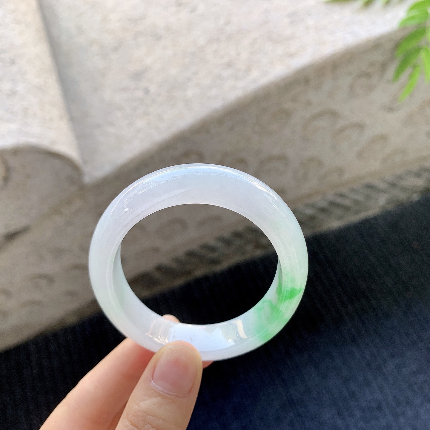 贵妃53 54【圈口】54.3/46.4/12/7.6【编码】C5031366【描述】糯冰飘阳绿，水润，种老，细腻，无裂