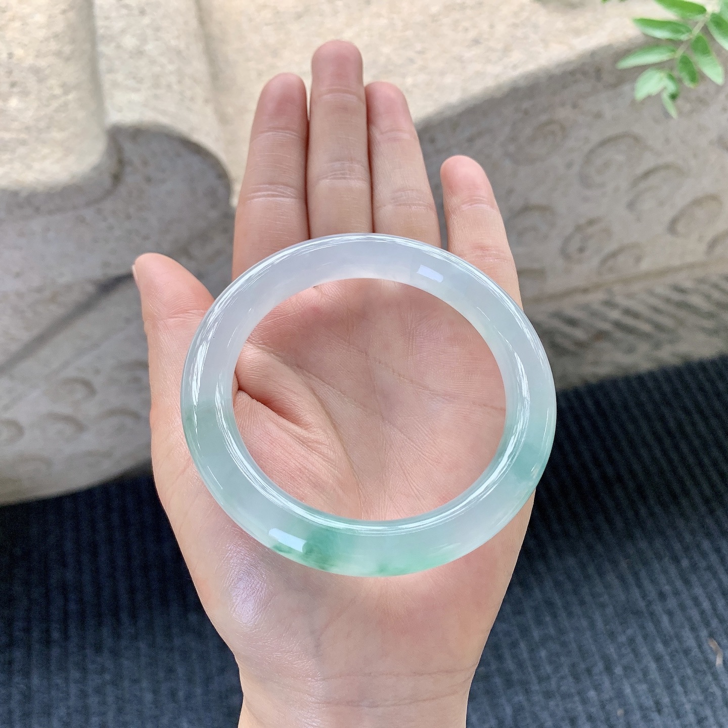 圆条55 56【圈口】56.9/10.3/9.9【编码】B2121416【描述】冰飘绿，清透，水润，种老，细腻，有纹线