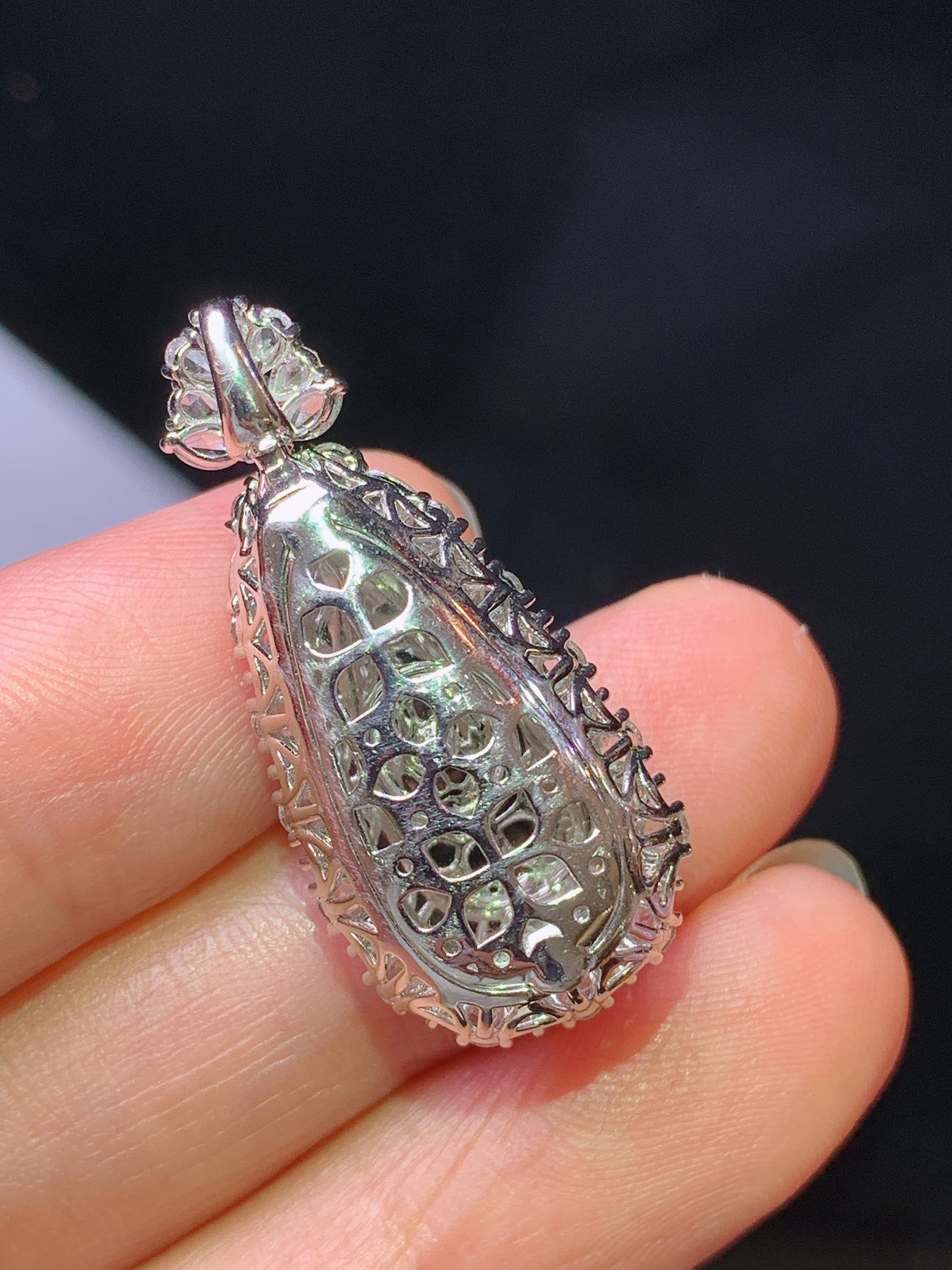 18k金钻镶嵌冰阳绿四季豆吊坠 玉质细腻 水润亮眼 色泽艳丽 整体尺寸31*14*9.8j4