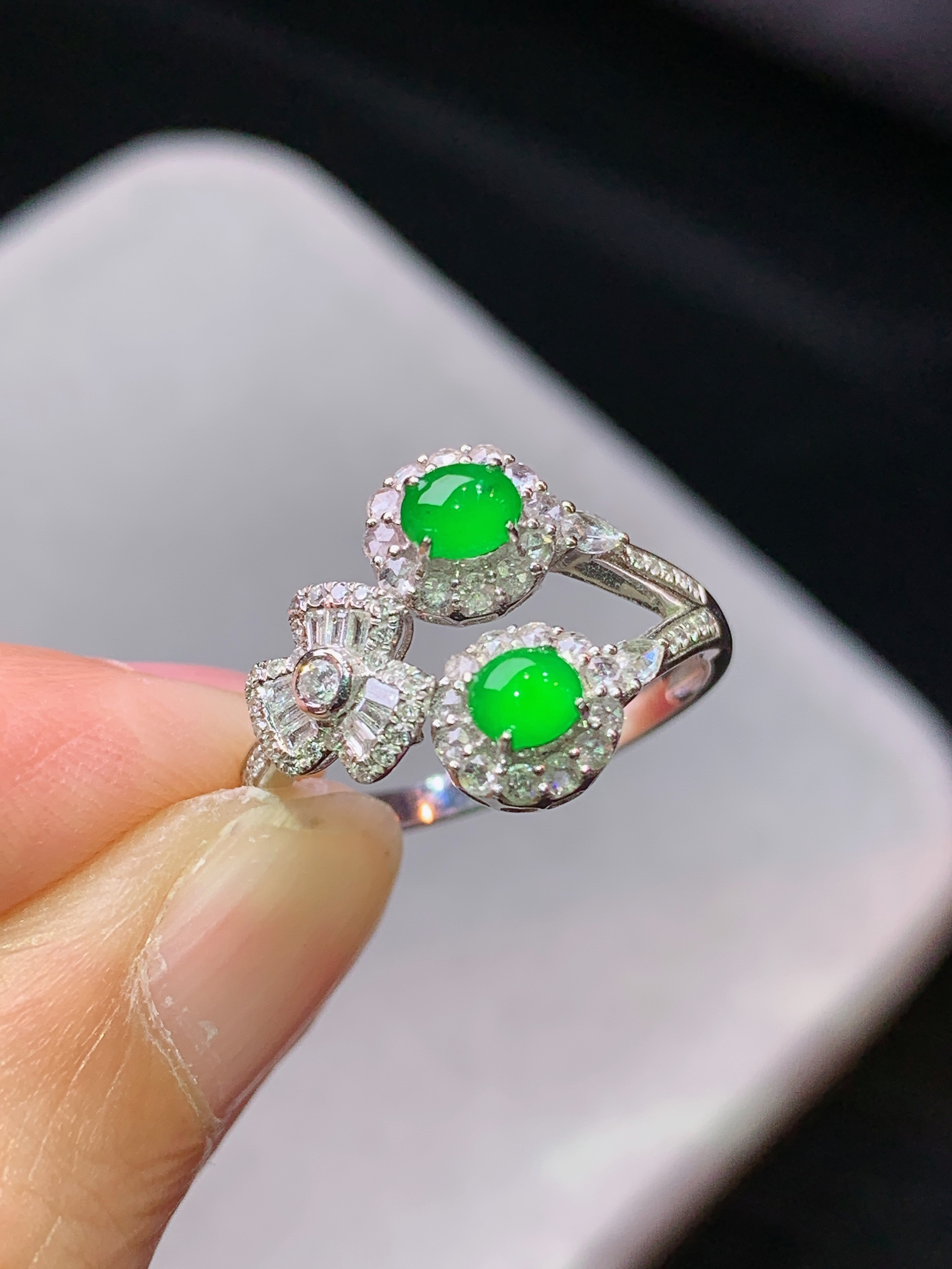 18k金钻镶嵌冰阳绿蛋面组合戒指 玉质细腻 水润亮眼 色泽艳丽 圈口11.5 裸石尺寸4.2*3.5*2k1