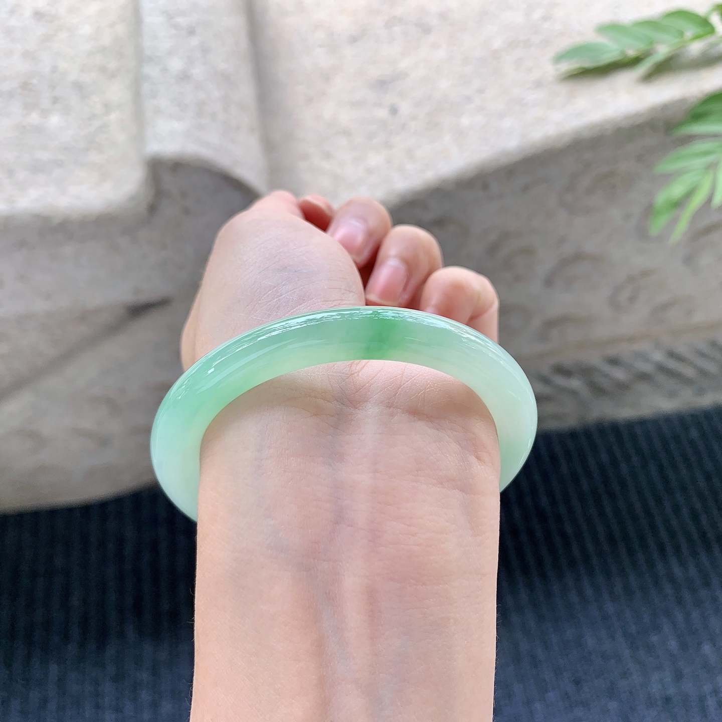 圆条54 55【圈口】54.3/7.9/8.7【编码】GL121336【描述】糯冰飘绿，水润，种老，细腻，打灯有棉线