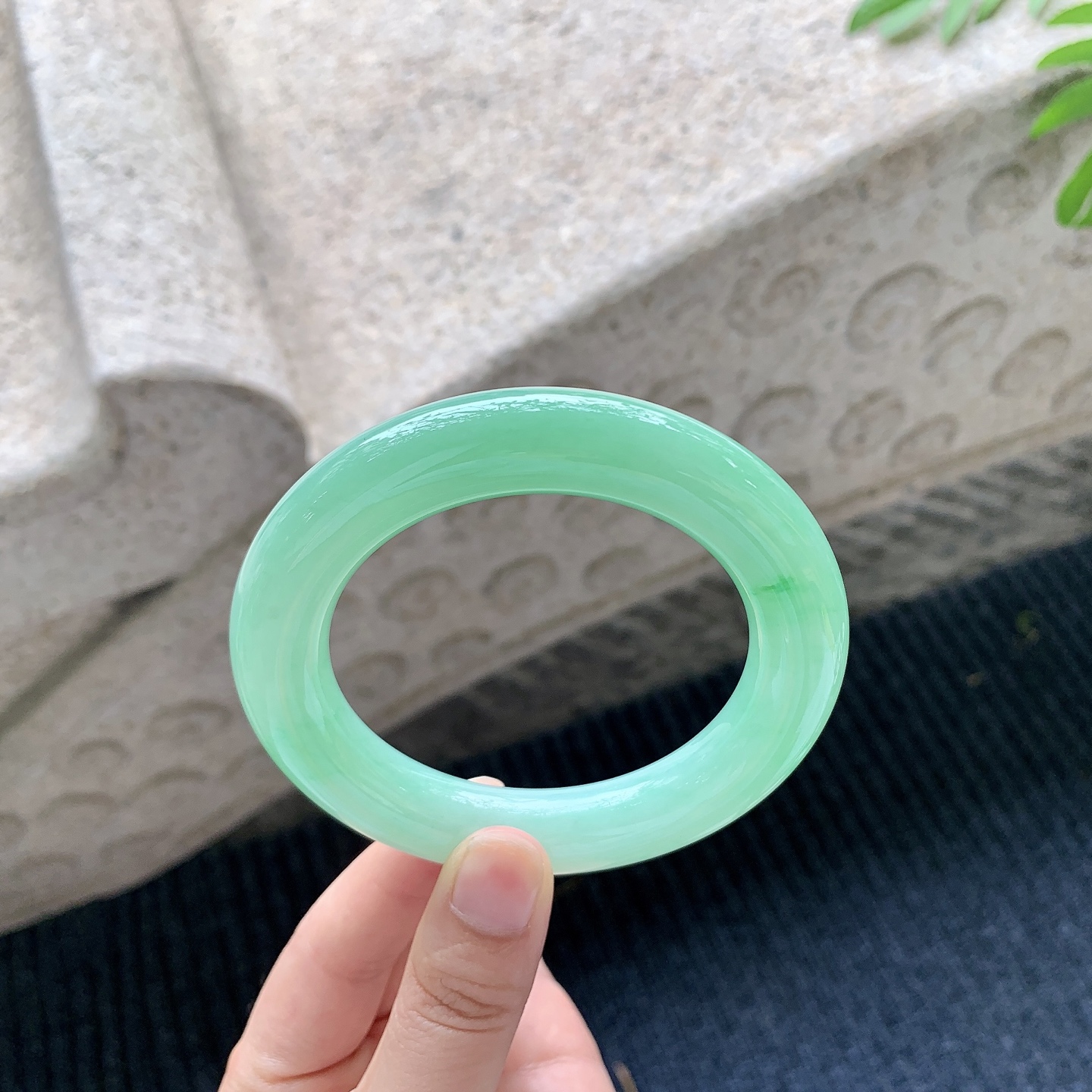 圆条58 59【圈口】58.4/12.8/12.8【编码】GH041543【描述】糯冰满绿，色匀，水润，种老，细腻，无裂纹