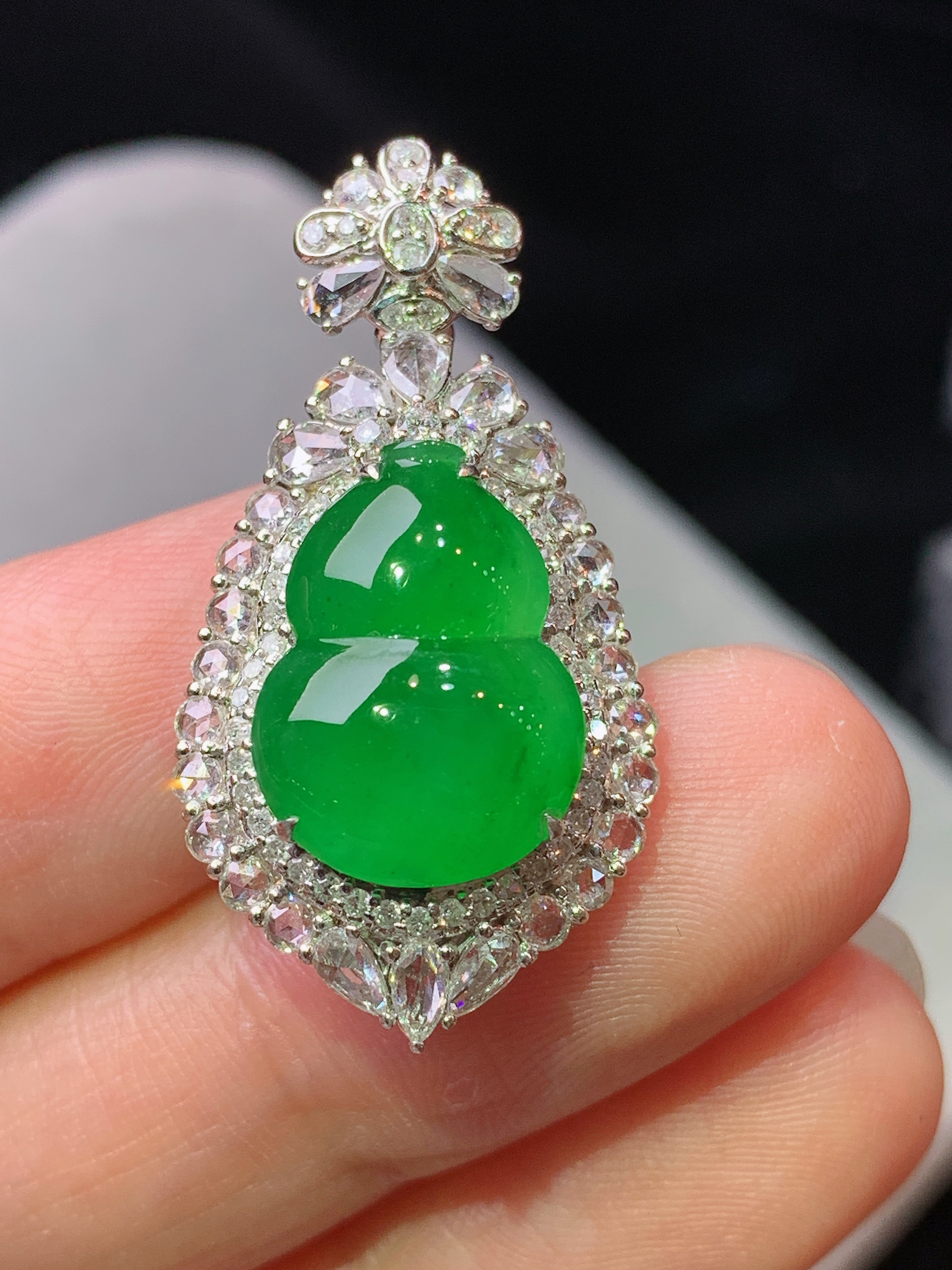 18k金钻镶嵌满绿葫芦吊坠 玉质细腻 色泽艳丽清新 水润亮眼 整体尺寸32.3*16.6*10.5h