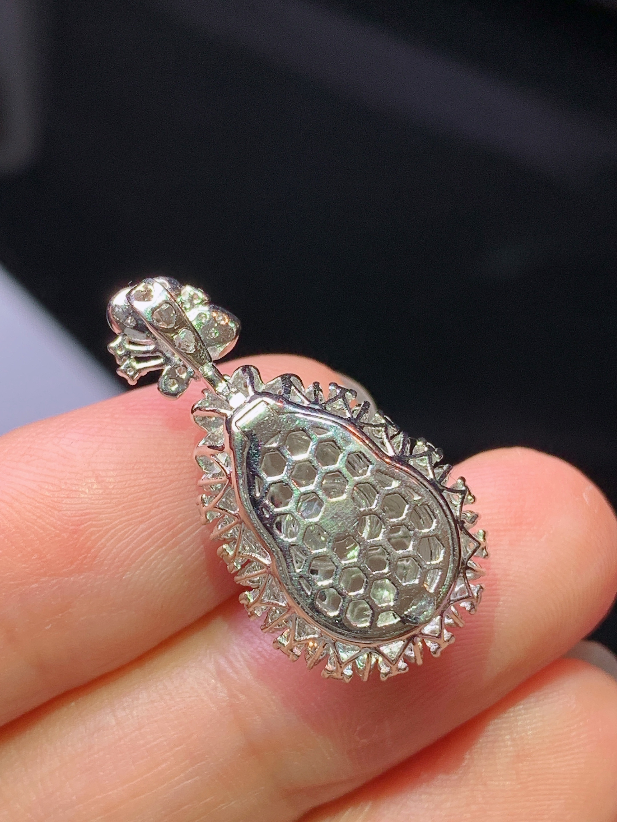 18k金钻镶嵌阳绿葫芦吊坠 玉质细腻 水润亮眼 色泽艳丽 整体尺寸26*13.5*10.8k1