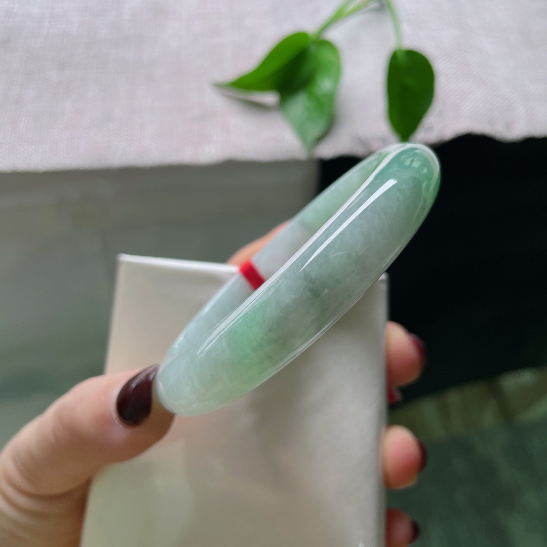 56.6/12.3/8.4，浅绿底正圈，像春溪漫过青石时，深浅不一的苔痕在浅绿底色上晕开。无裂，ss50733a