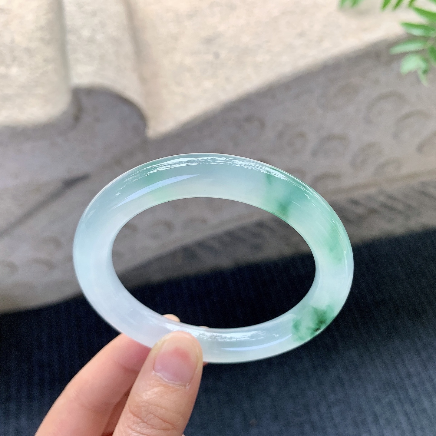 圆条55 56【圈口】56.9/10.3/9.9【编码】B2121416【描述】冰飘绿，清透，水润，种老，细腻，有纹线