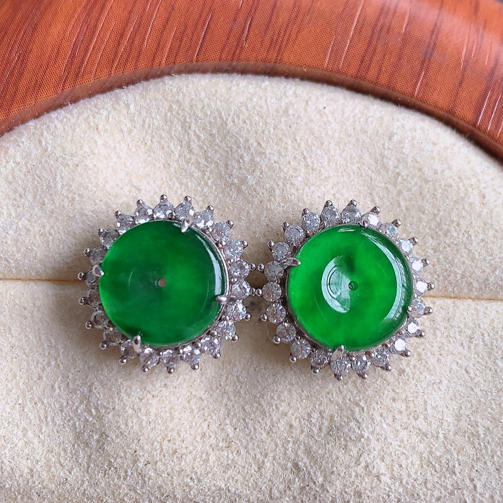 冰满绿翡翠925银镶嵌耳坠，自然光实拍，翠色灵动，颜色漂亮，种老水足，品相佳，佩戴佳品！W481.1