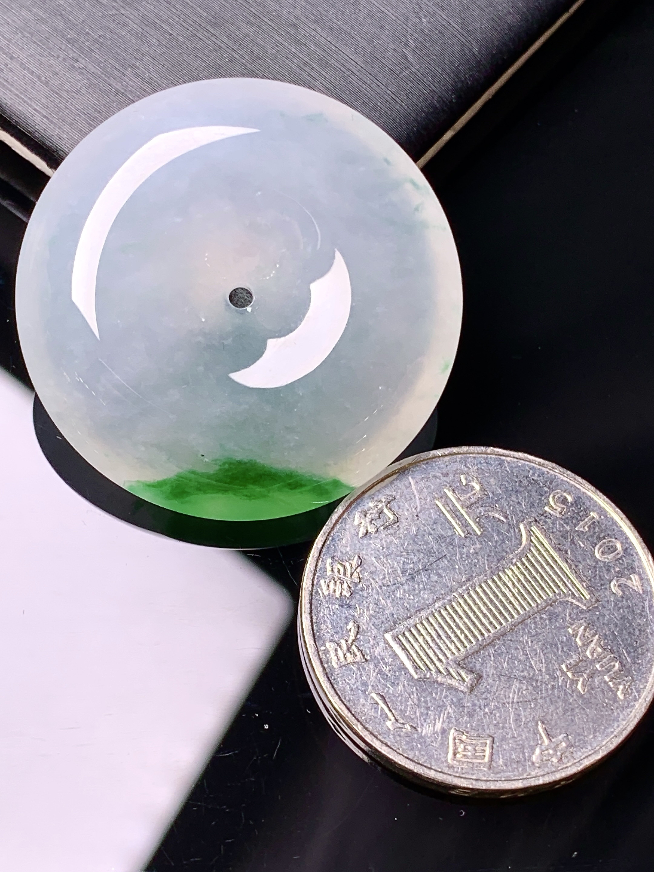 冰种飘绿平安扣吊坠 玉质细腻 水润亮眼 色泽艳丽 整体尺寸30.8*7.6x1