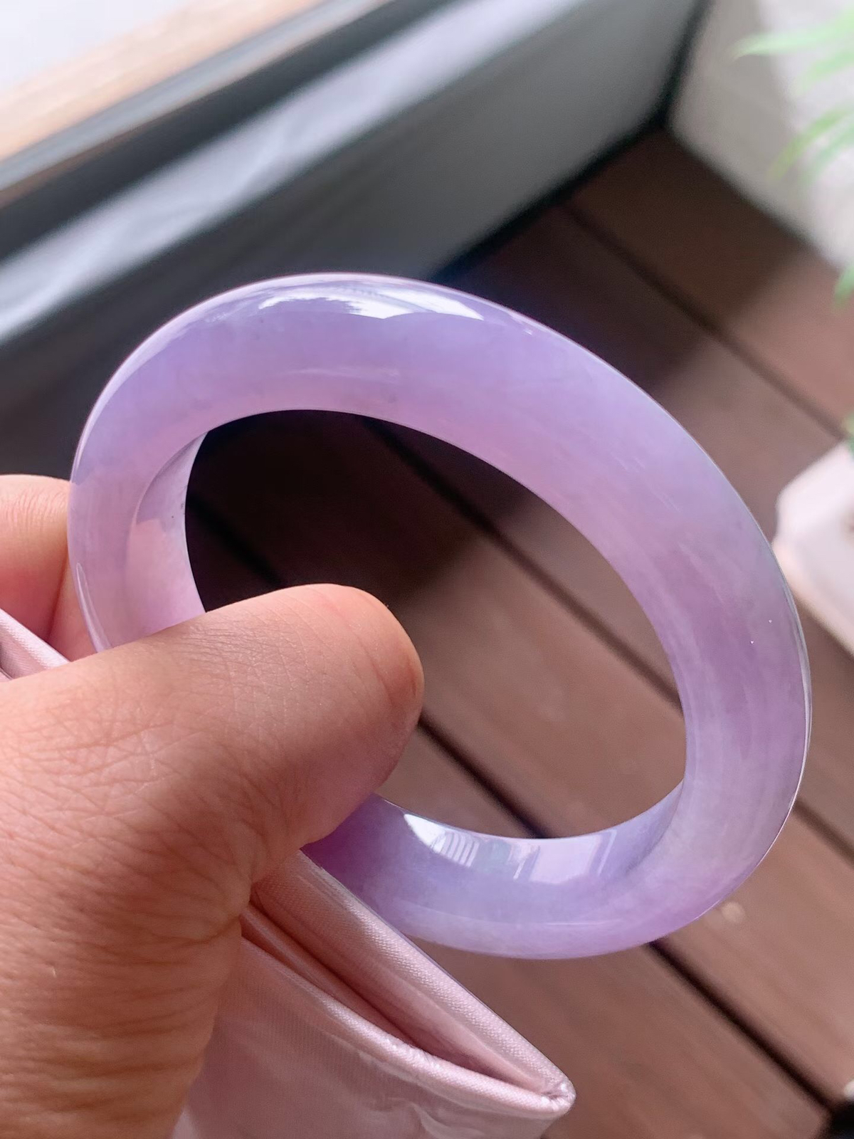 【翡翠名称】老种冰紫罗兰55.2正圈口手镯
【翡翠尺寸】55.2/11.8/9.5mm适合54-56.5正圈口佩戴
【翡翠描述】宝贝种老水足，玉质细腻，色泽靓丽，性价比高，佩戴效果好！
【其它赠送】权威证书/精美挂绳盒子/支持全国复检