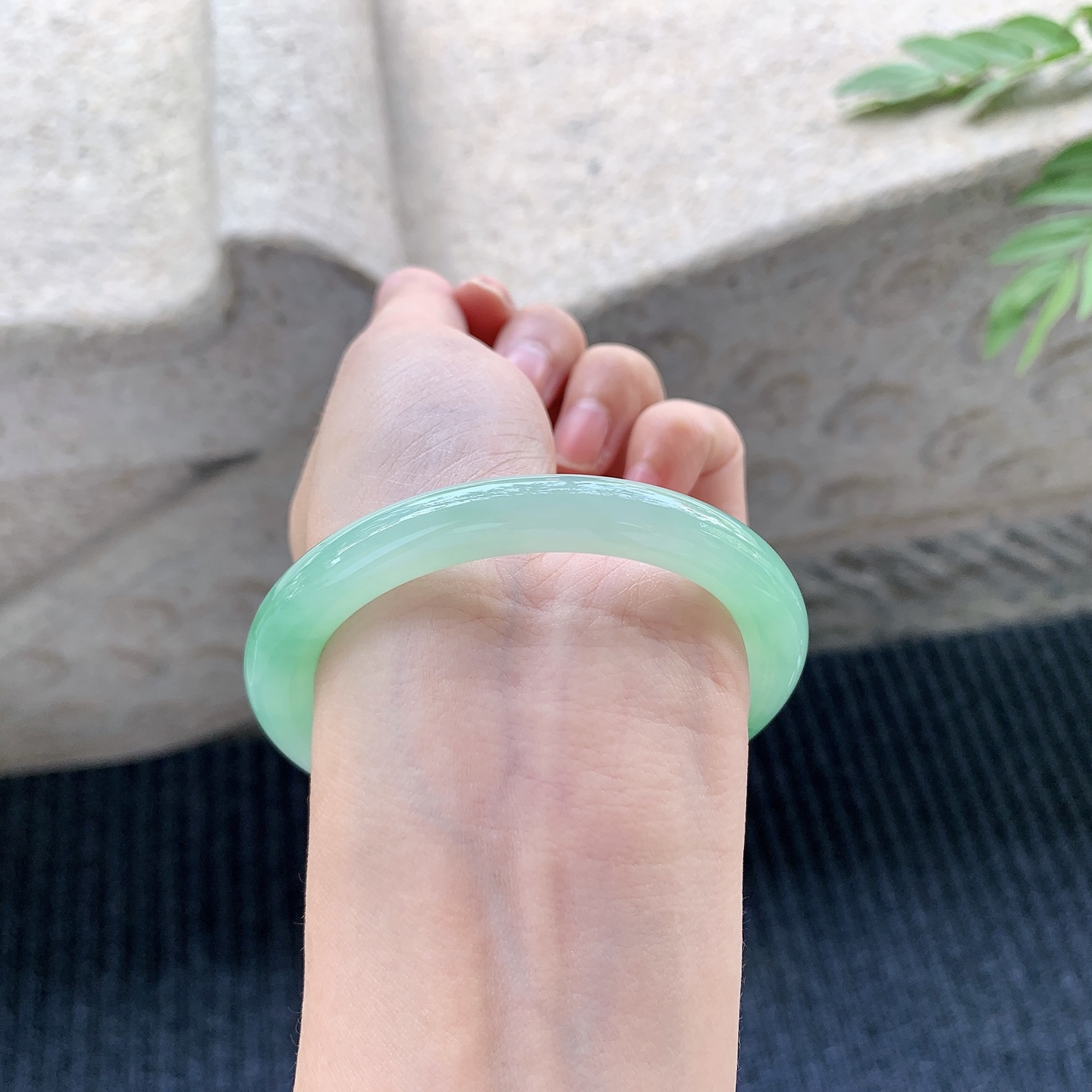 圆条54 55【圈口】54.3/7.9/8.7【编码】GL121336【描述】糯冰飘绿，水润，种老，细腻，打灯有棉线