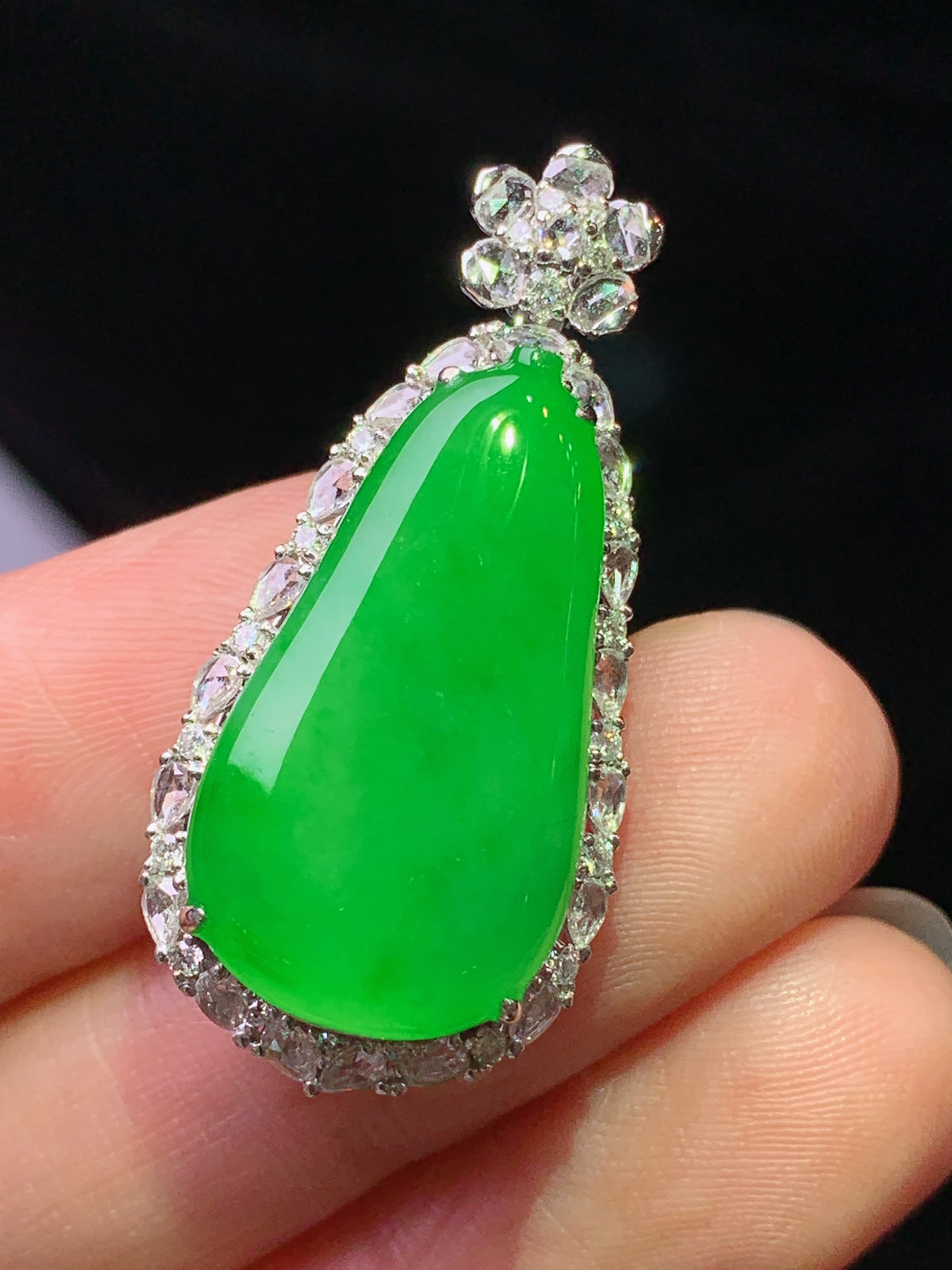 18k金钻镶嵌满绿福瓜吊坠 玉质细腻 水润亮眼 色泽艳丽 整体尺寸34*16*9.5g1