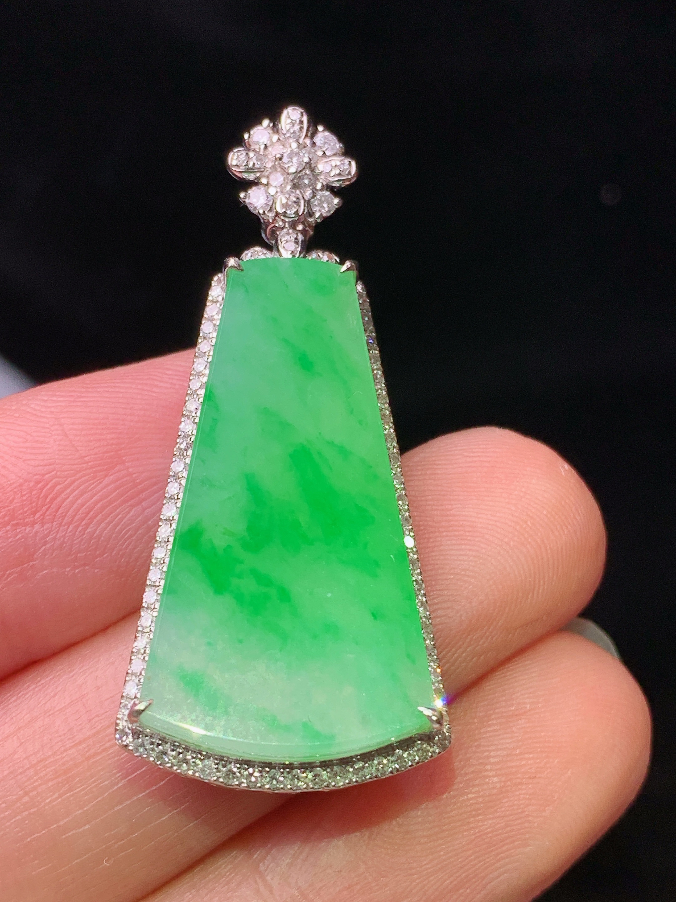 18k金钻镶嵌飘绿阳绿无事牌吊坠 玉质细腻 水润亮眼 色泽艳丽 整体尺寸38.5*17*6.5z1