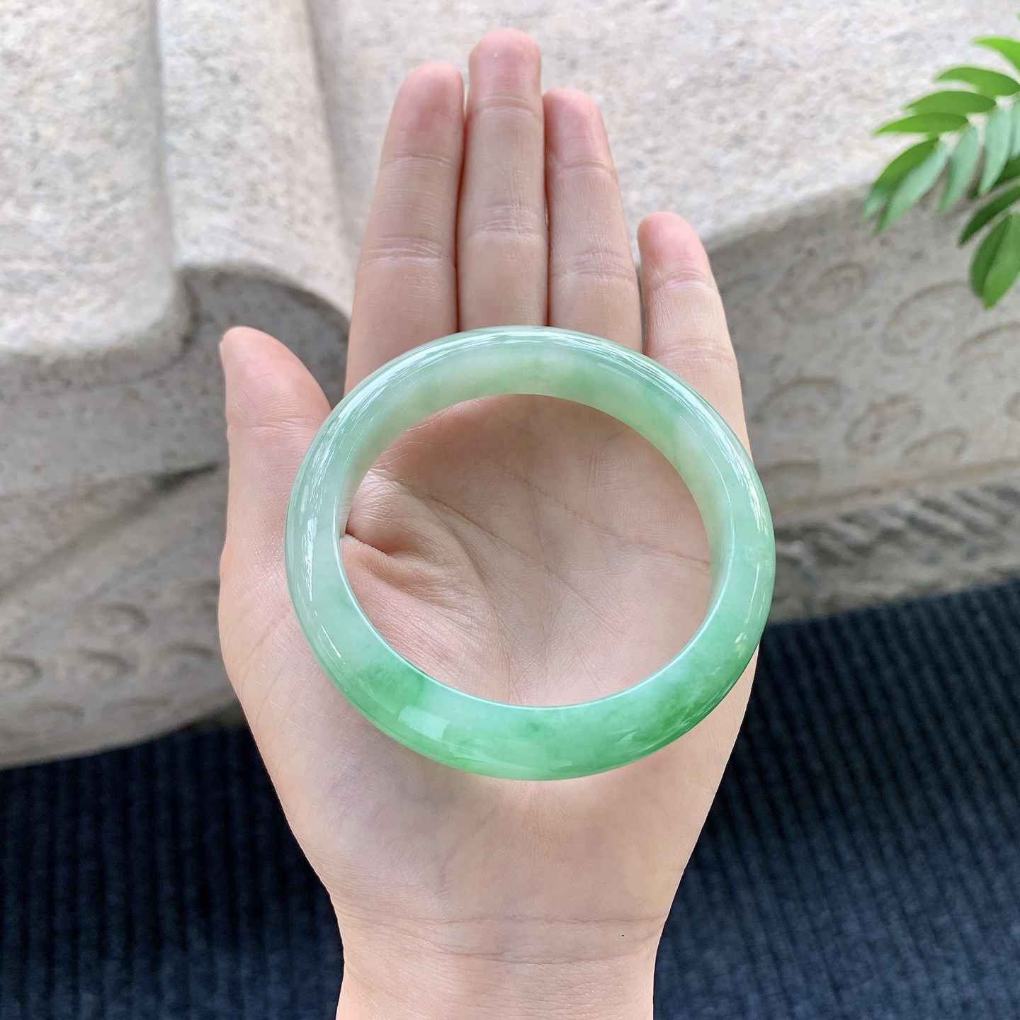 正圈55 56【圈口】56.2.12.6/8.4【编码】A1012165【描述】冰糯阳绿，水润，种老，细腻，无裂