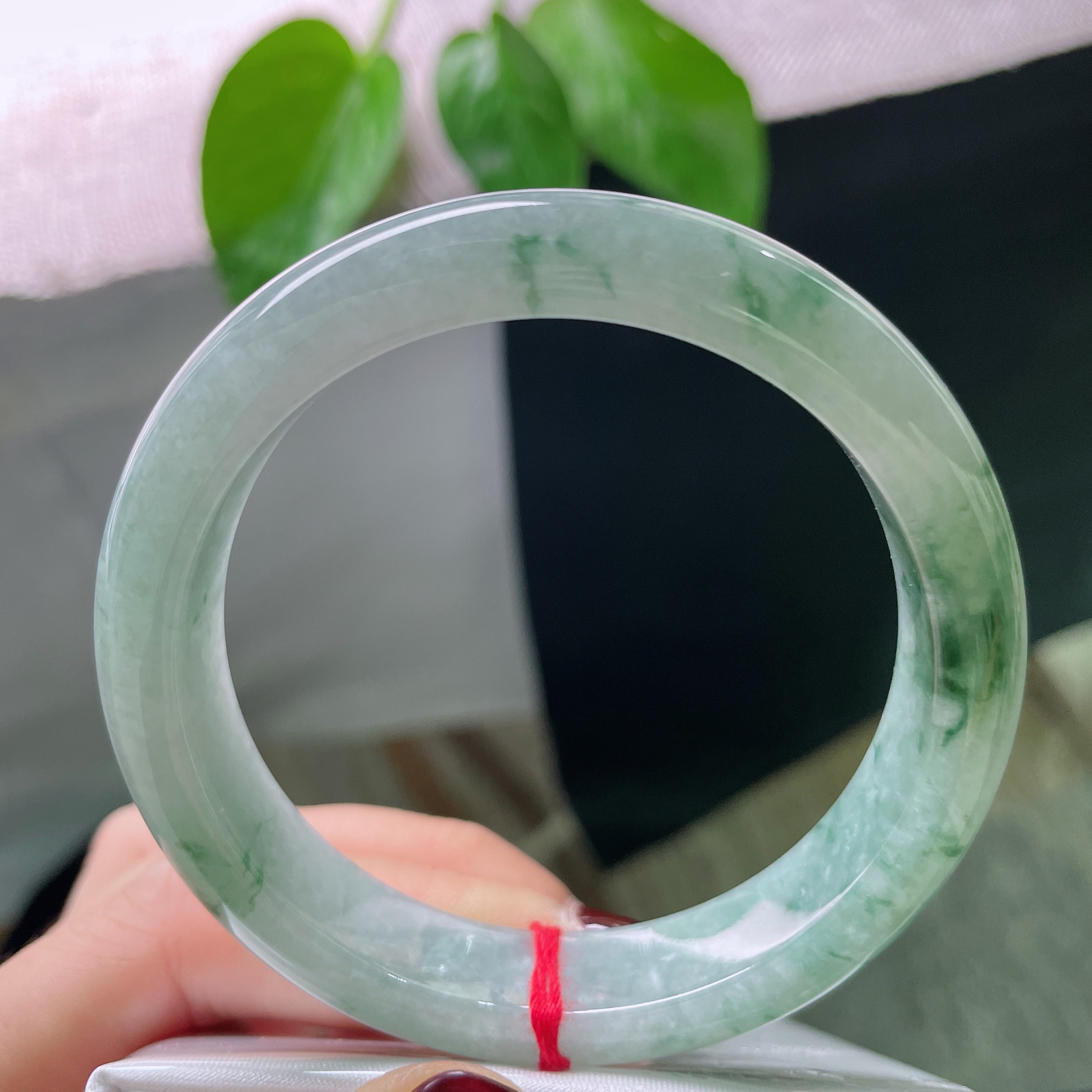 56/12.5/8.3飘花正圈，顾影自怜，镯色生香，水头好，细润