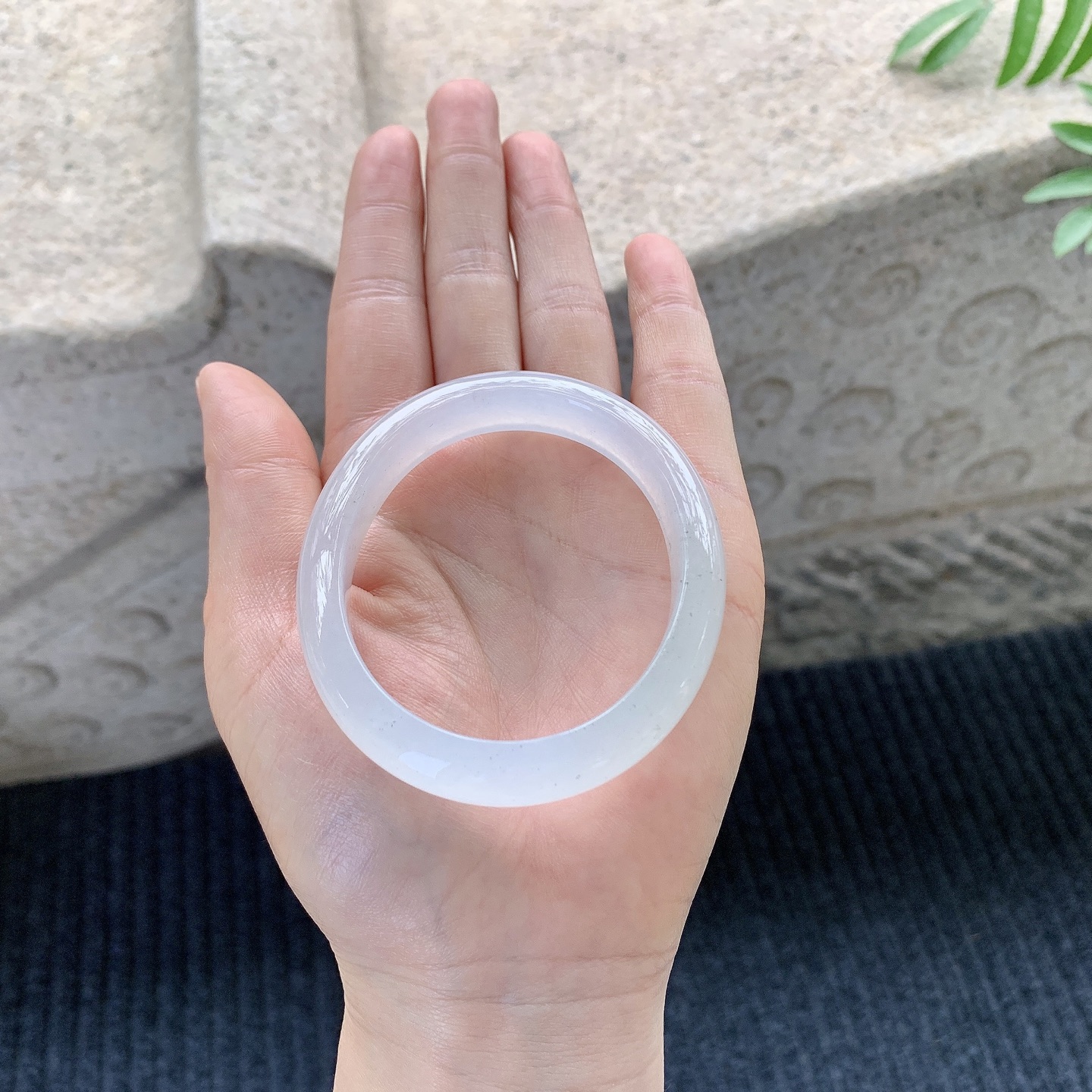 贵妃54 55 圈口55.7/48/10.8/7.5 糯冰底色，水润，种老，细腻，有纹线B2121401