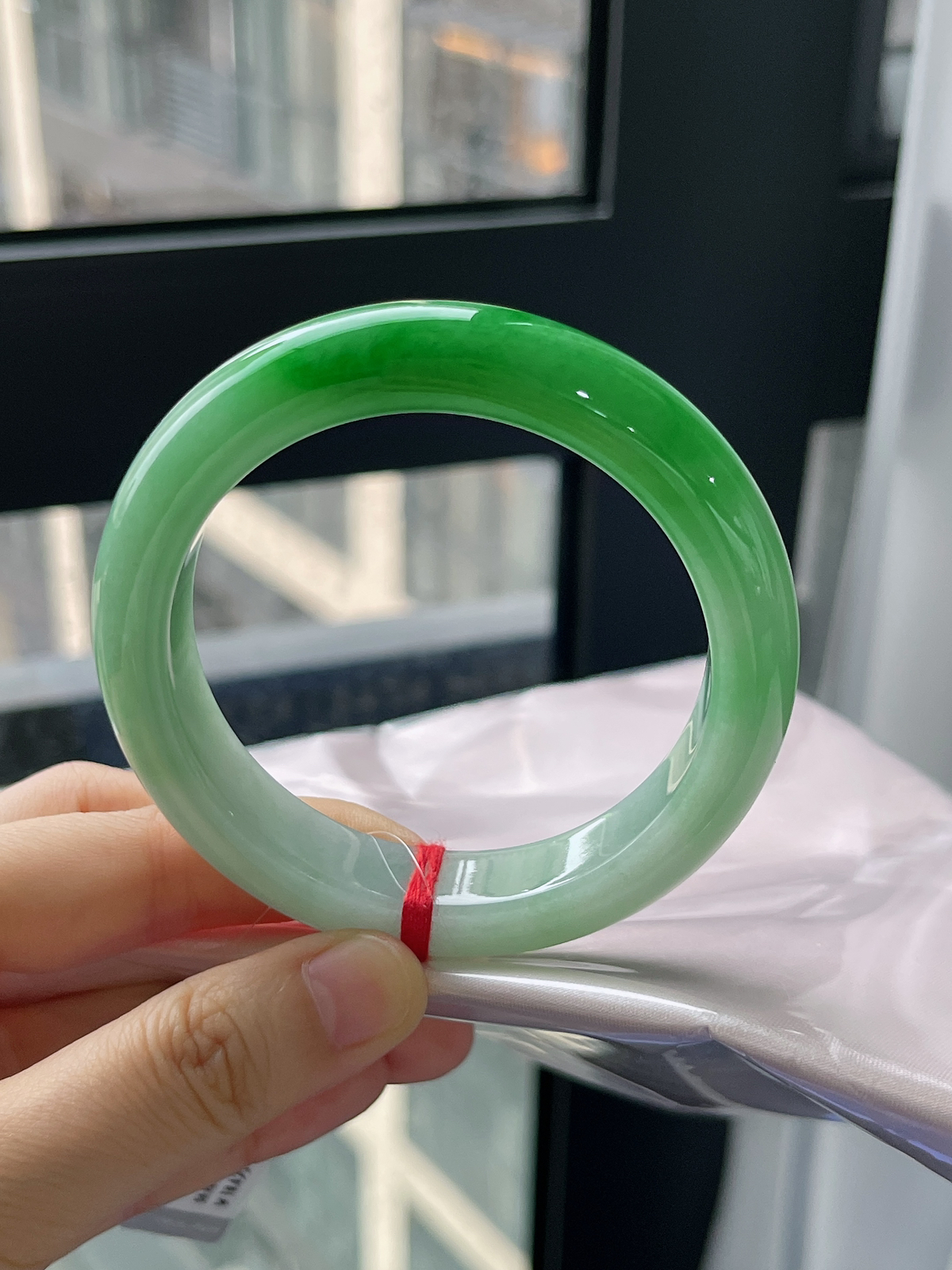 正圈56.2圈口，翡翠糯化种飘绿手镯