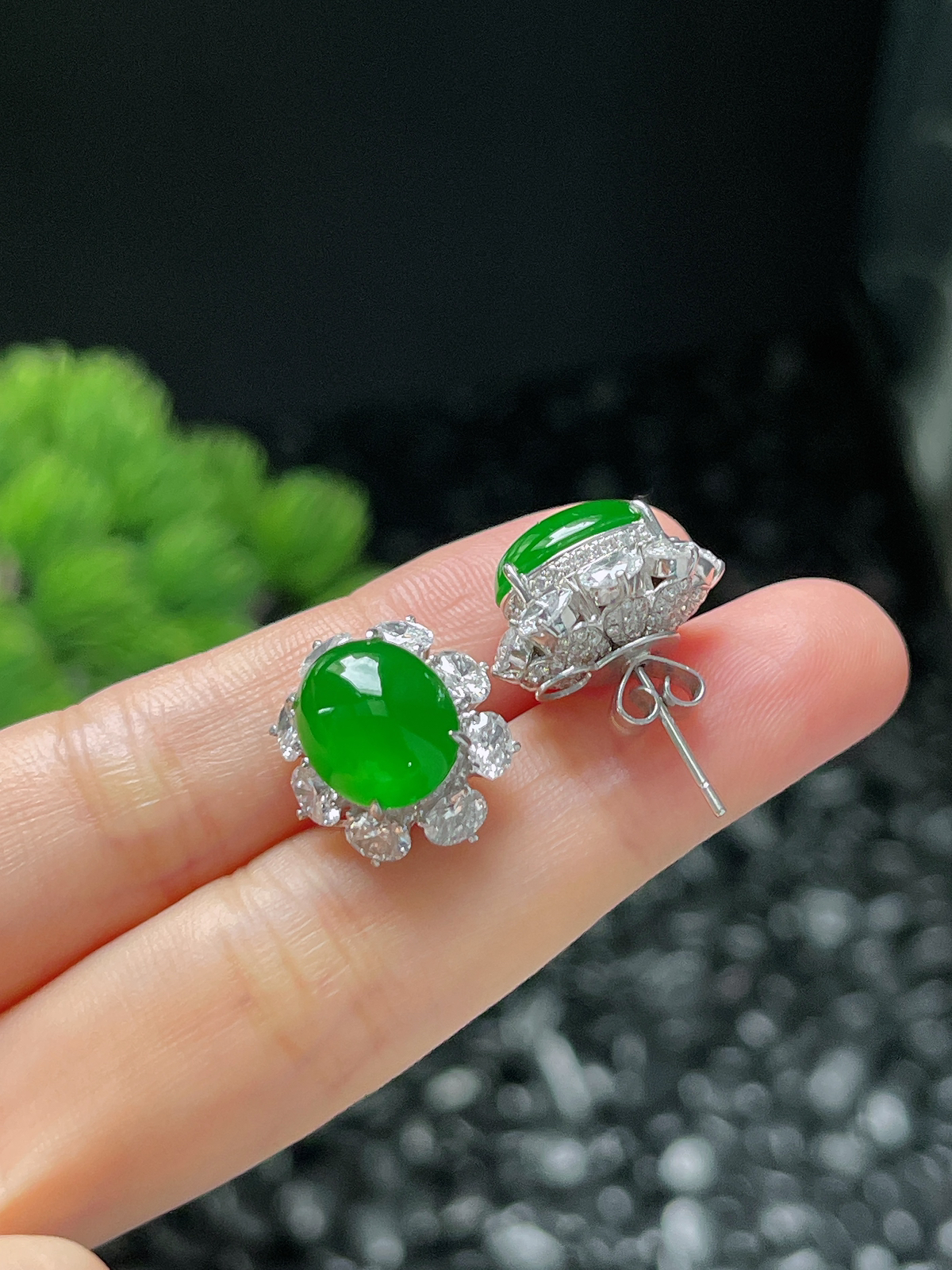 18k金翡翠冰满绿耳钉