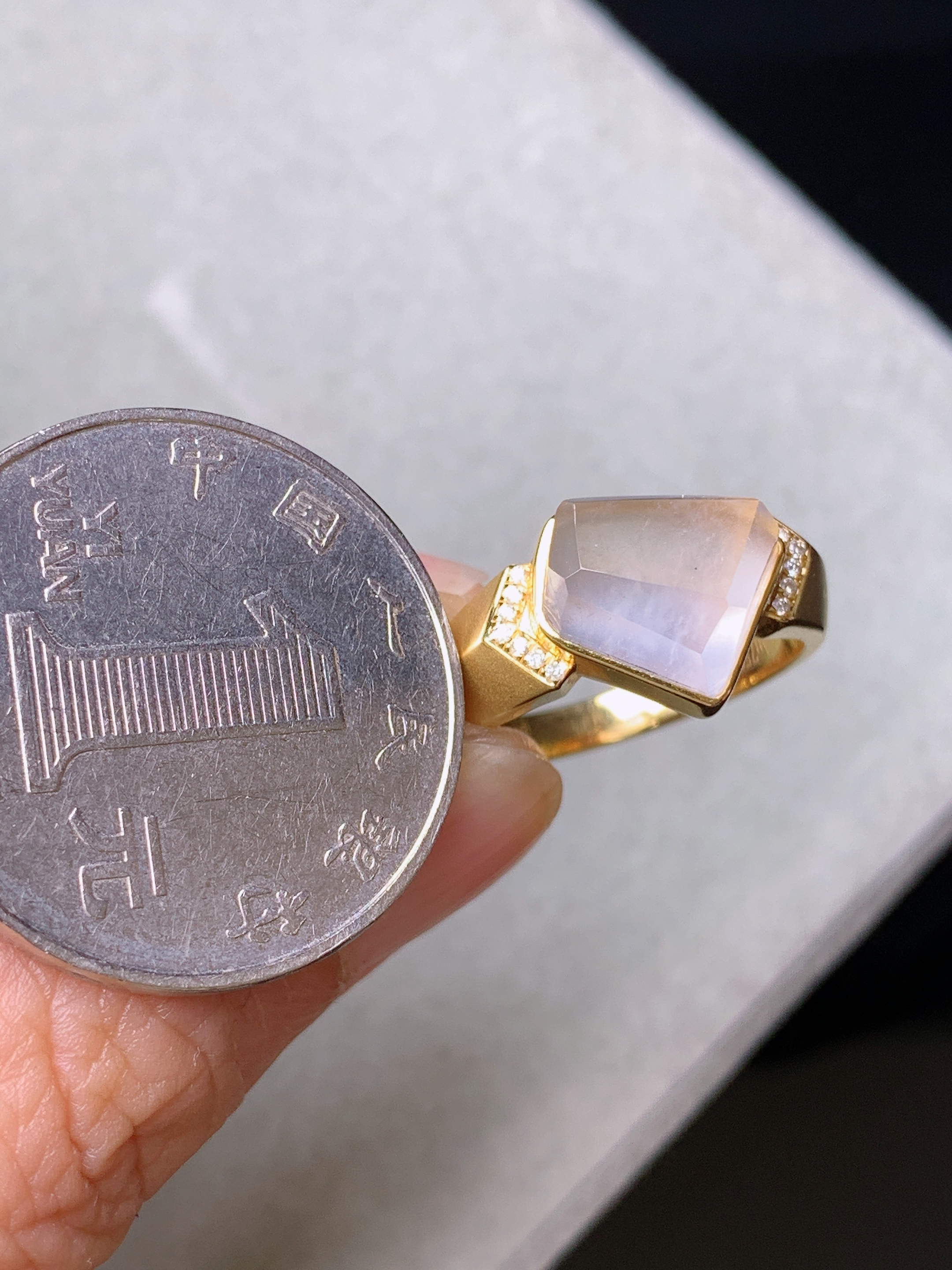 18k金钻镶嵌冰种随形戒指 玉质细腻 水润亮眼 色泽艳丽 圈口13.5 裸石尺寸11*8.8*4.5m5