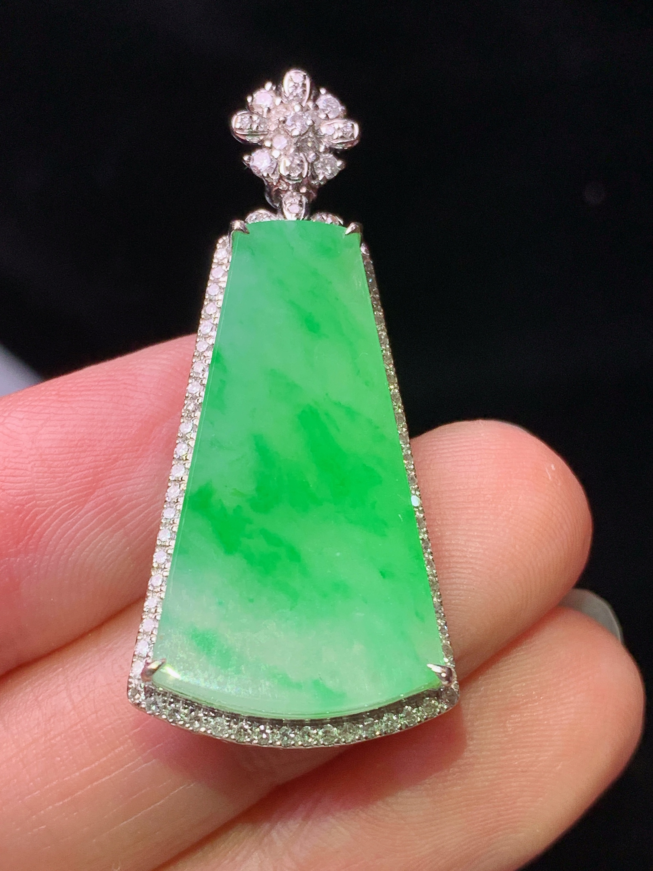 18k金钻镶嵌飘绿阳绿无事牌吊坠 玉质细腻 水润亮眼 色泽艳丽 整体尺寸38.5*17*6.5z1