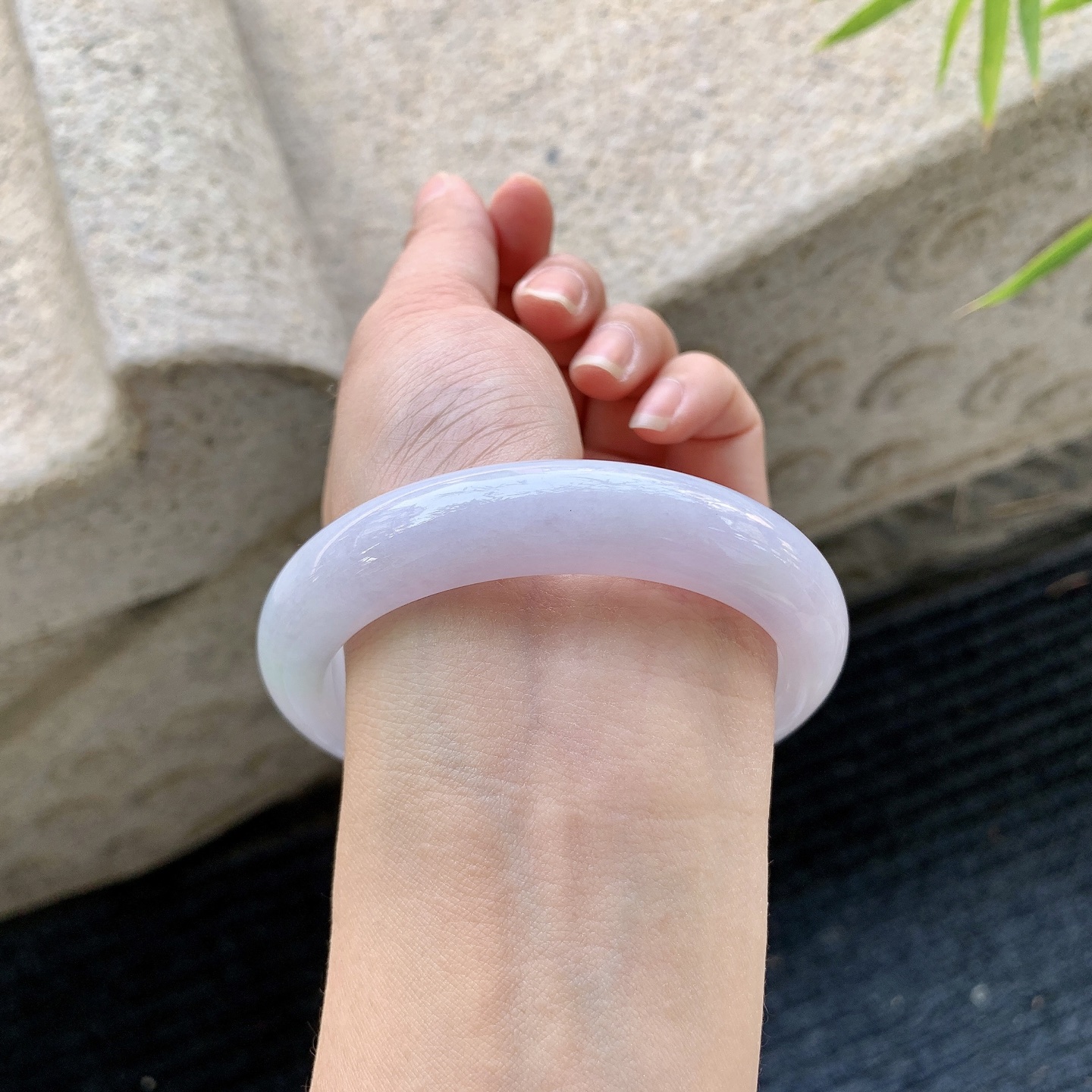 正圈58 59【圈口】59.1/13.2/9【编码】H1121471【描述】糯冰椿彩，水润，种老，细腻，无裂