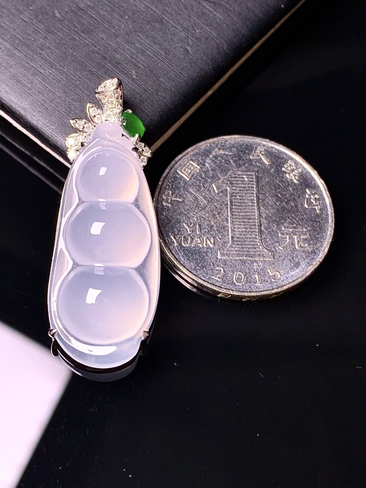 18k金钻镶嵌冰种四季豆吊坠 玉质细腻 色泽艳丽清新 水润亮眼 整体尺寸37.2*13.6*6.8t1