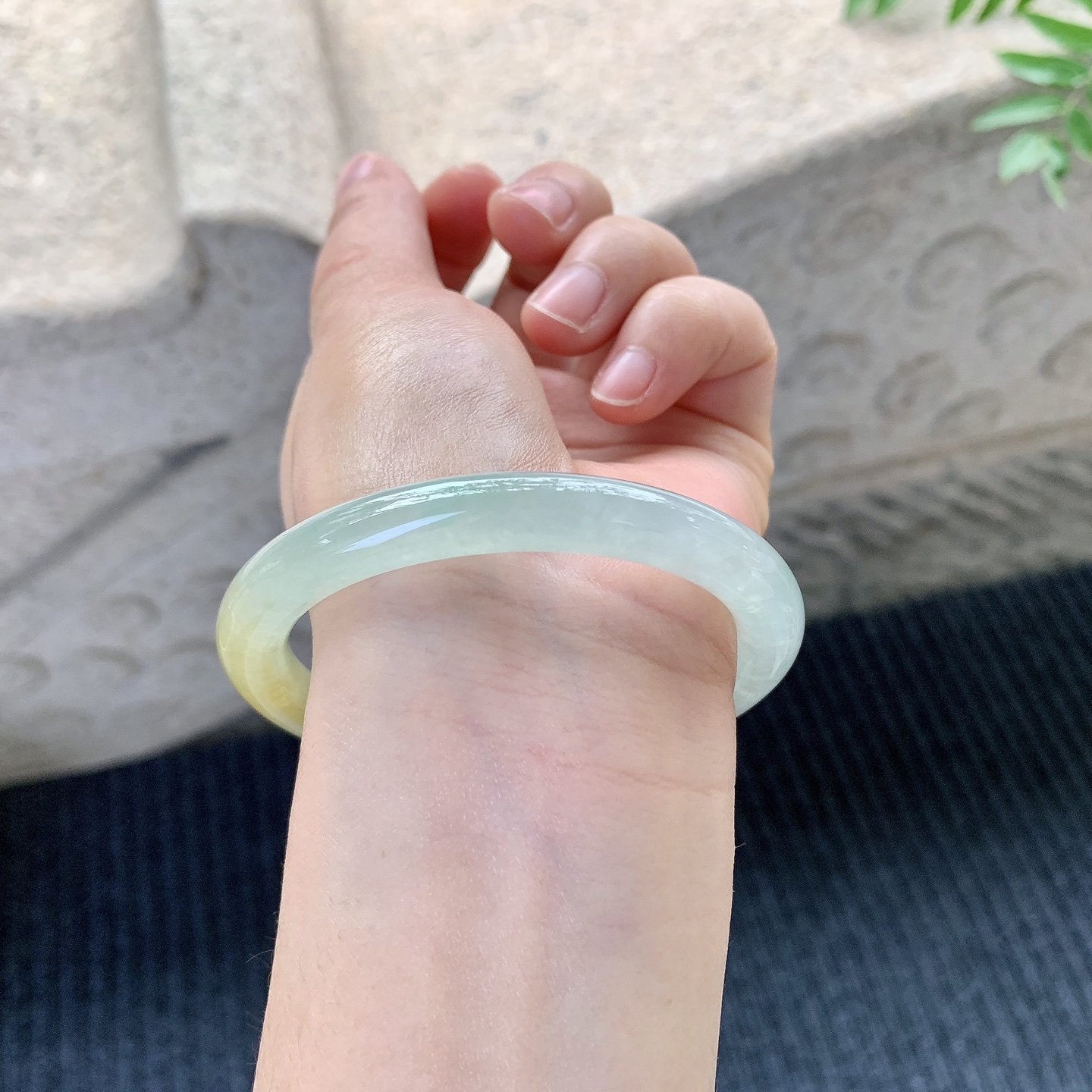 圆条55 56【圈口】56.8/8/8.7【编码】HC121429【描述】冰糯飘黄翡，水润，种老，细腻，打灯有絮线