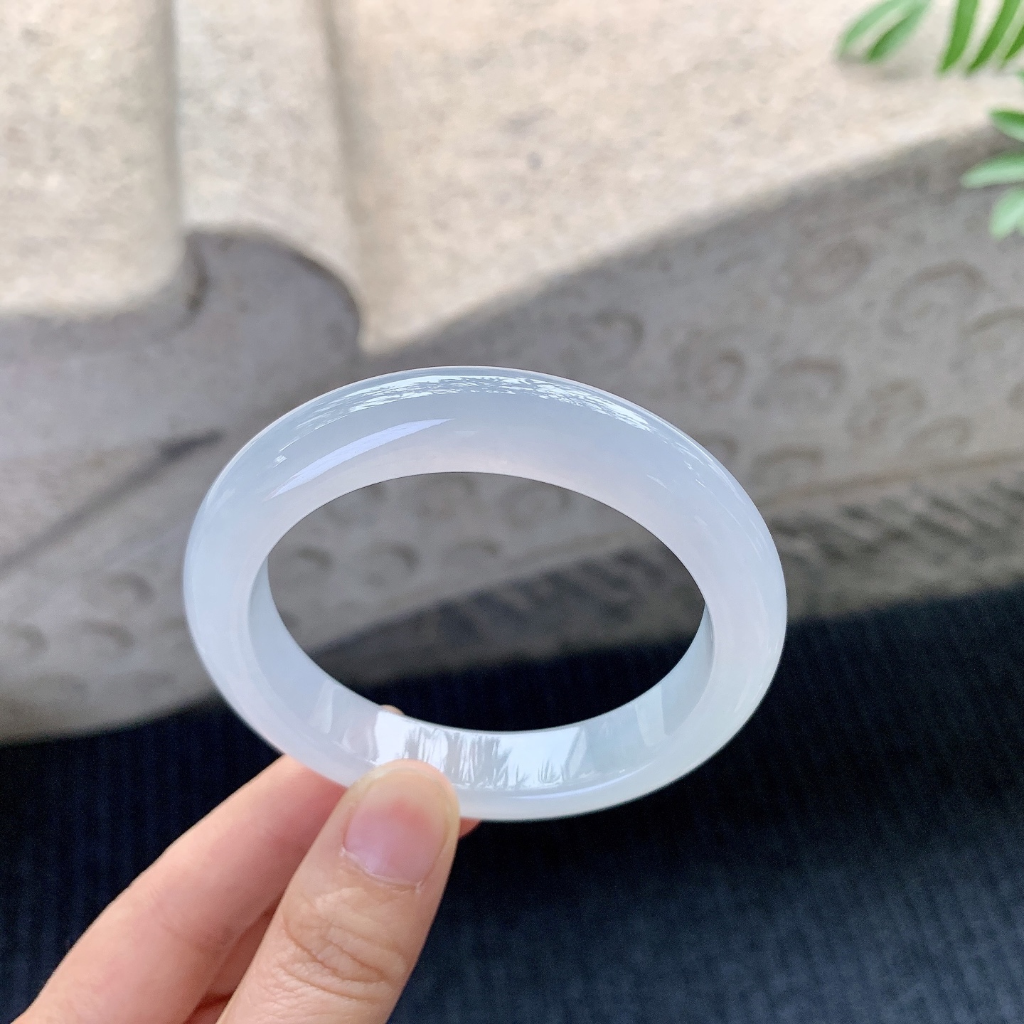 正圈53 54【圈口】54.6/11.4/8.8【编码】A1121423【描述】冰糯底色，水润，种老，细腻，打灯有棉根