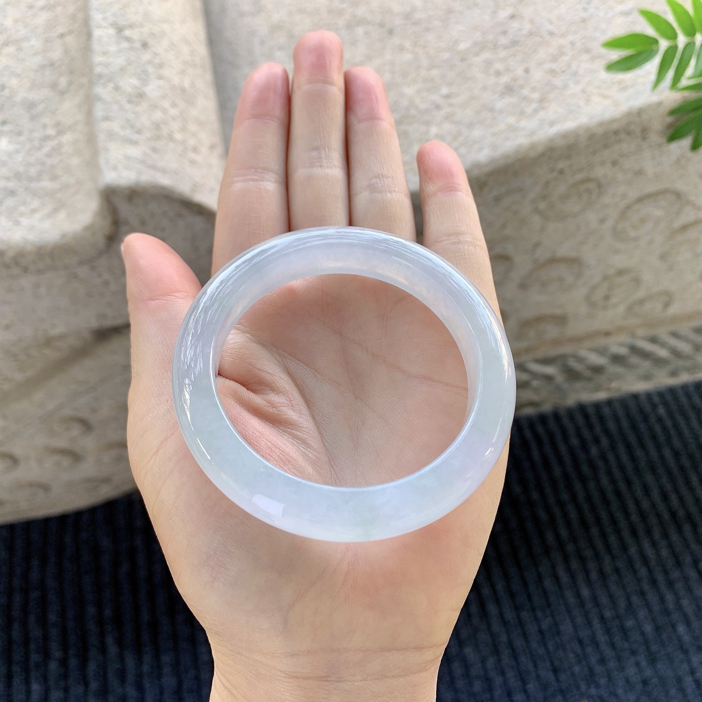 正圈53 54【圈口】54.2/10.8/8.9【编码】C5012523【描述】糯冰紫底，水润，种老，细腻，无裂