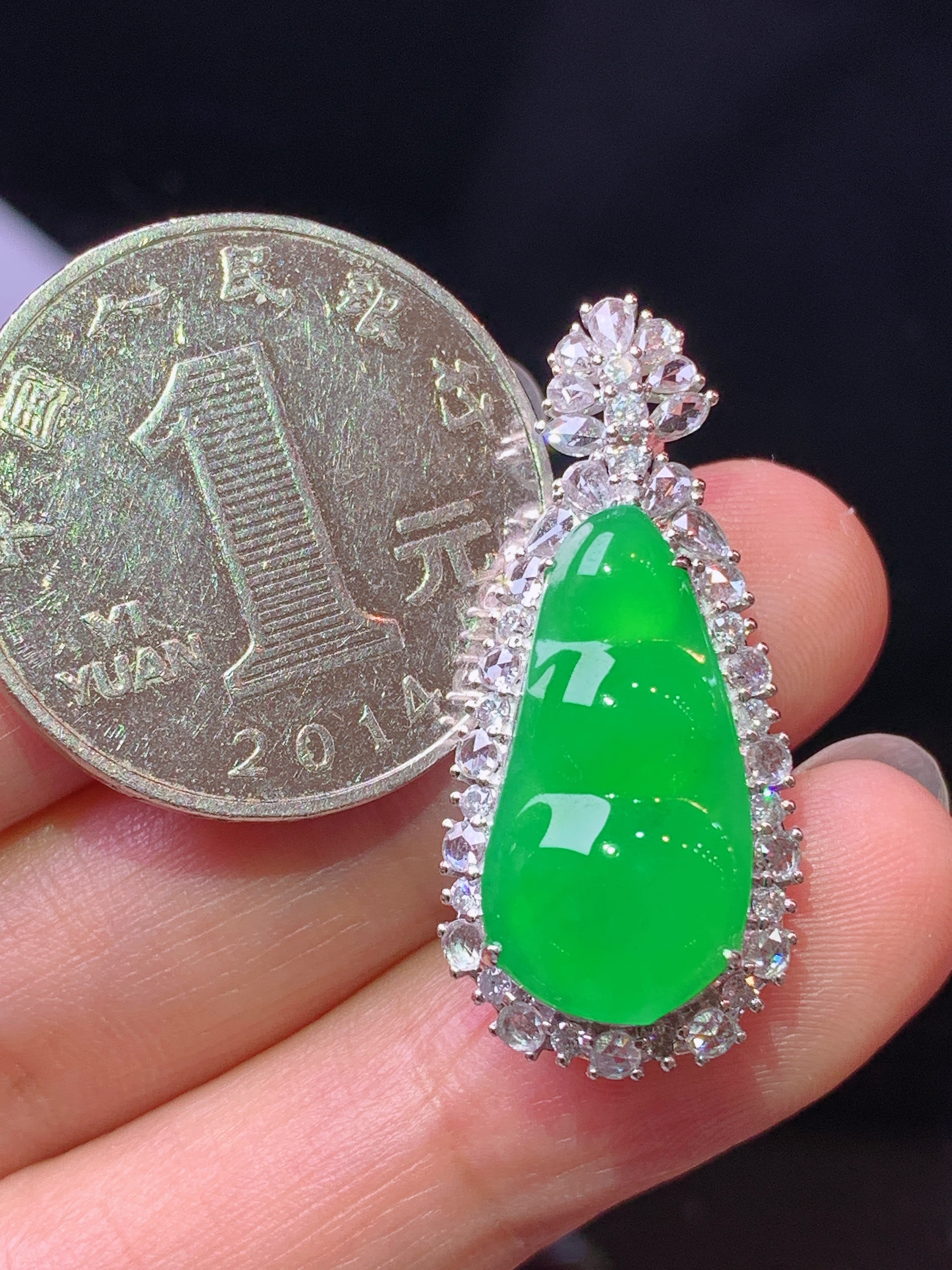 18k金钻镶嵌冰阳绿四季豆吊坠 玉质细腻 水润亮眼 色泽艳丽 整体尺寸31*14*9.8j4