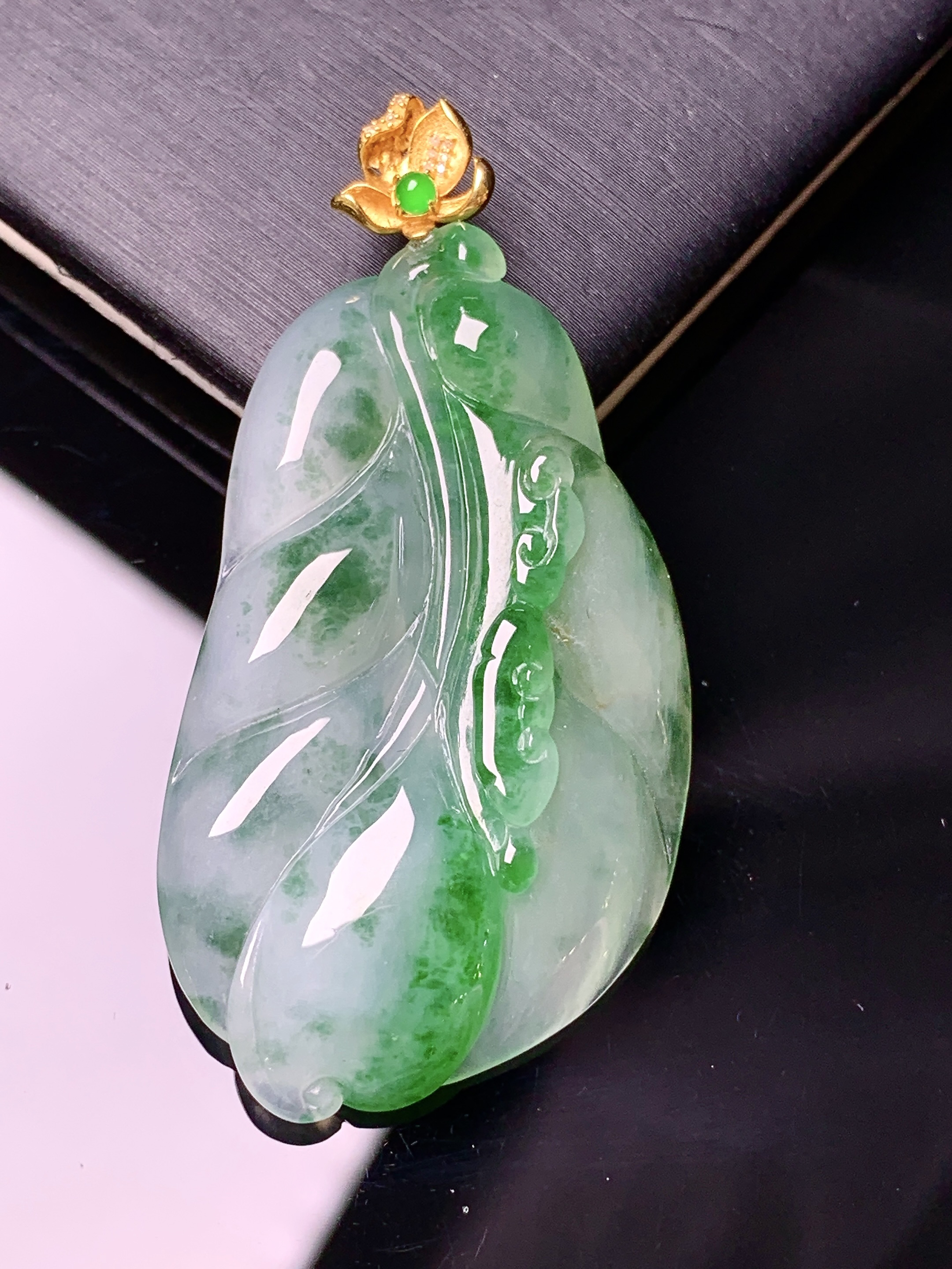 18k金钻镶嵌飘绿树叶吊坠 玉质细腻 色泽艳丽清新 水润亮眼 整体尺寸48*24*6e1