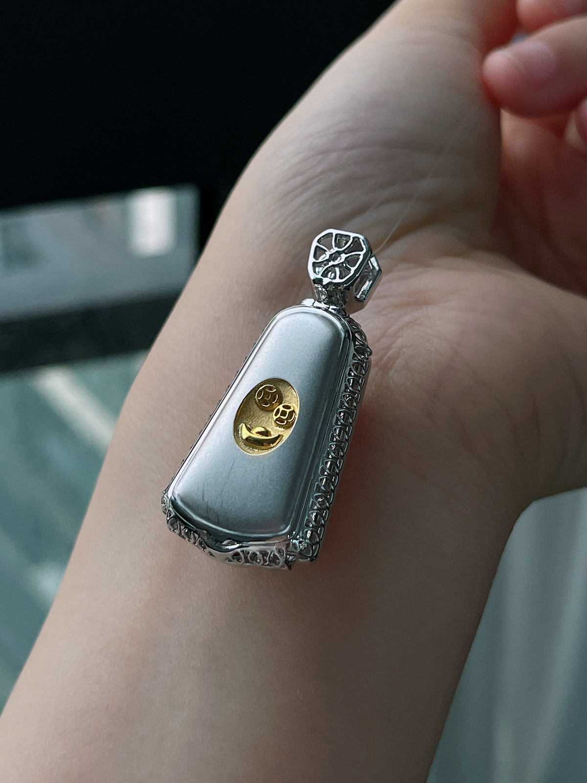 18k金 冰黄翡无事牌挂件