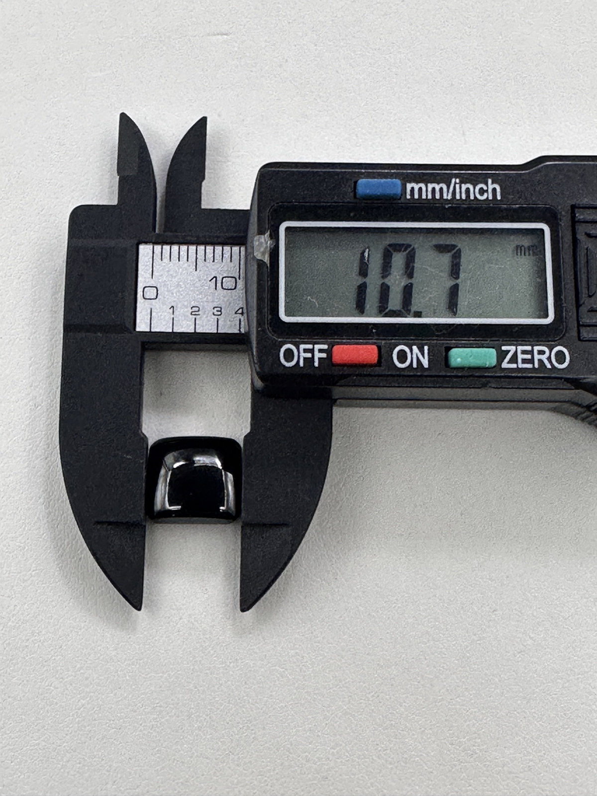 【墨翠面包戒面】  黑度极黑  灯照全透  底极细腻  完美无裂  品相极好  性价比高