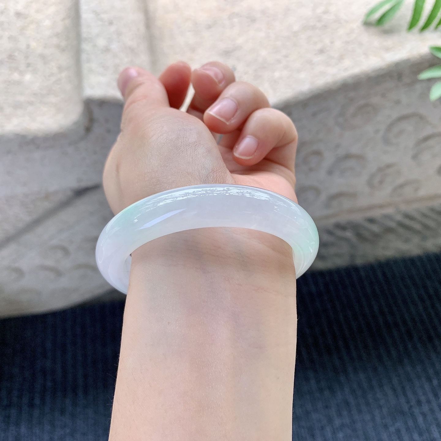 正圈51 52【圈口】52.8/11.5/8.3【编码】C5121415【描述】细糯飘绿，水润，种老，细腻，打灯有纹线