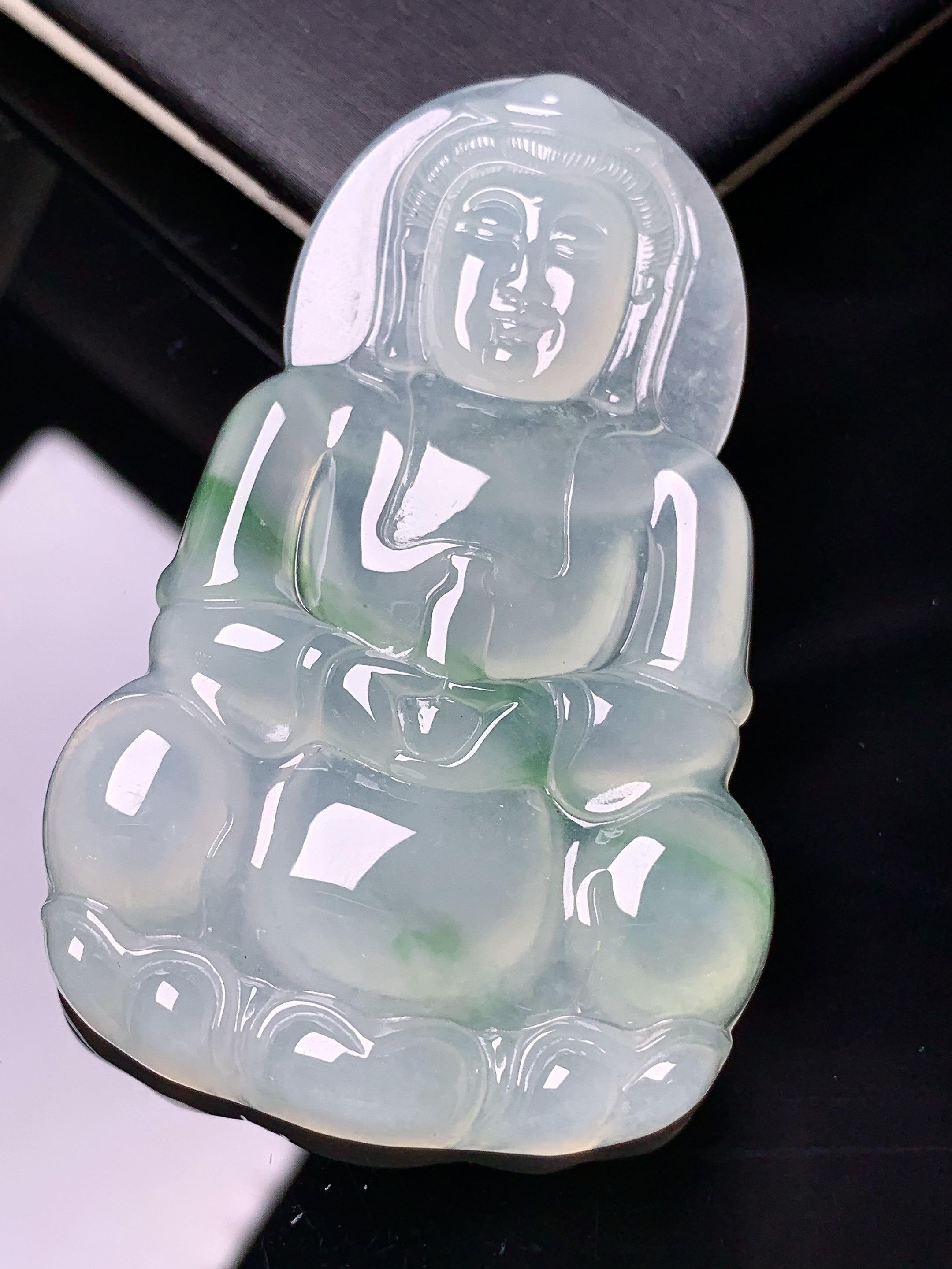 冰飘绿观音菩萨吊坠 玉质细腻 色泽艳丽清新 水润亮眼 整体尺寸64.3*40.5*6x1