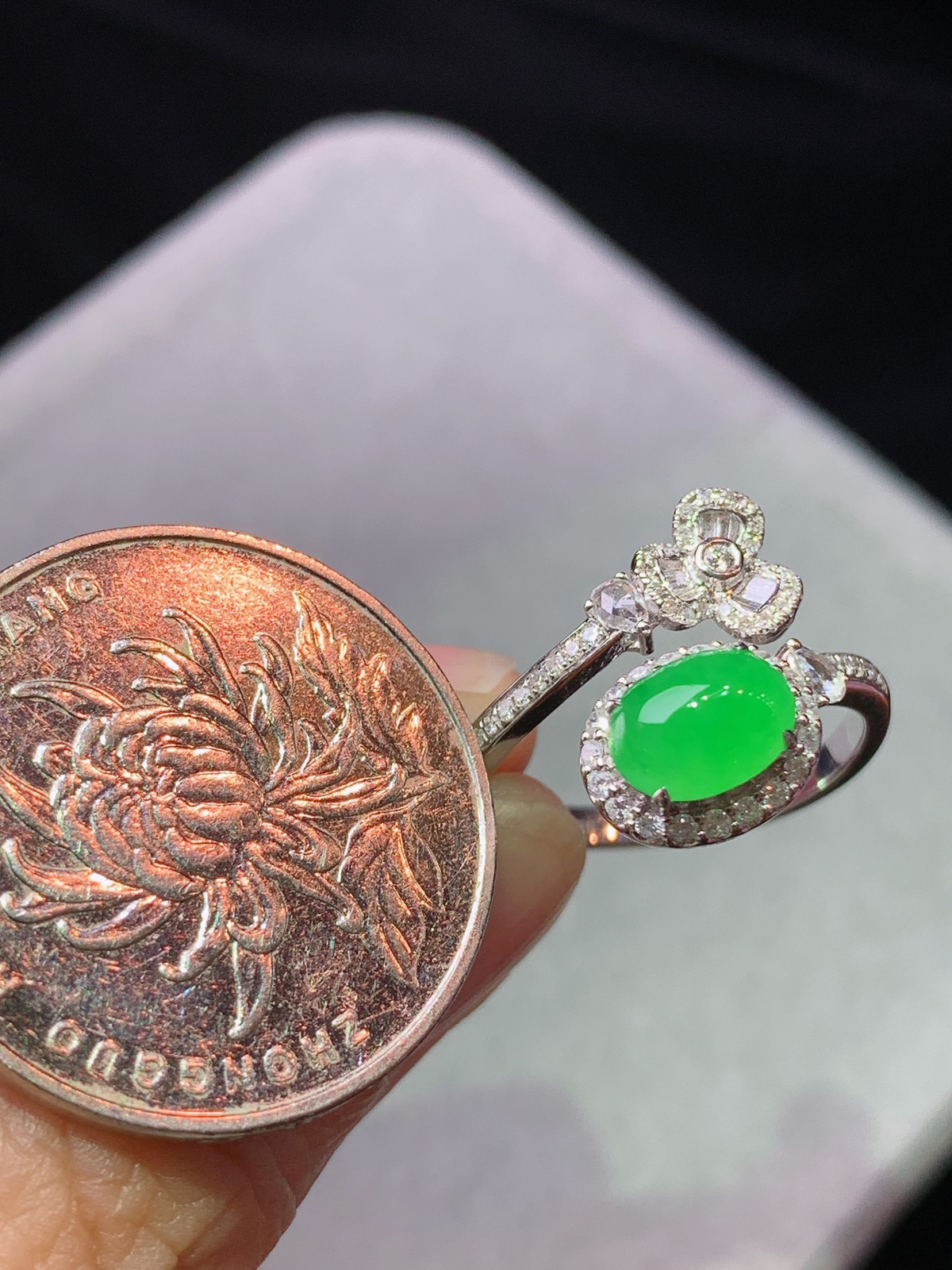 18 k金钻镶嵌冰种阳绿蛋面戒指 饱满水润 圈口 14 尺寸7.3*5.3*3.2 k1