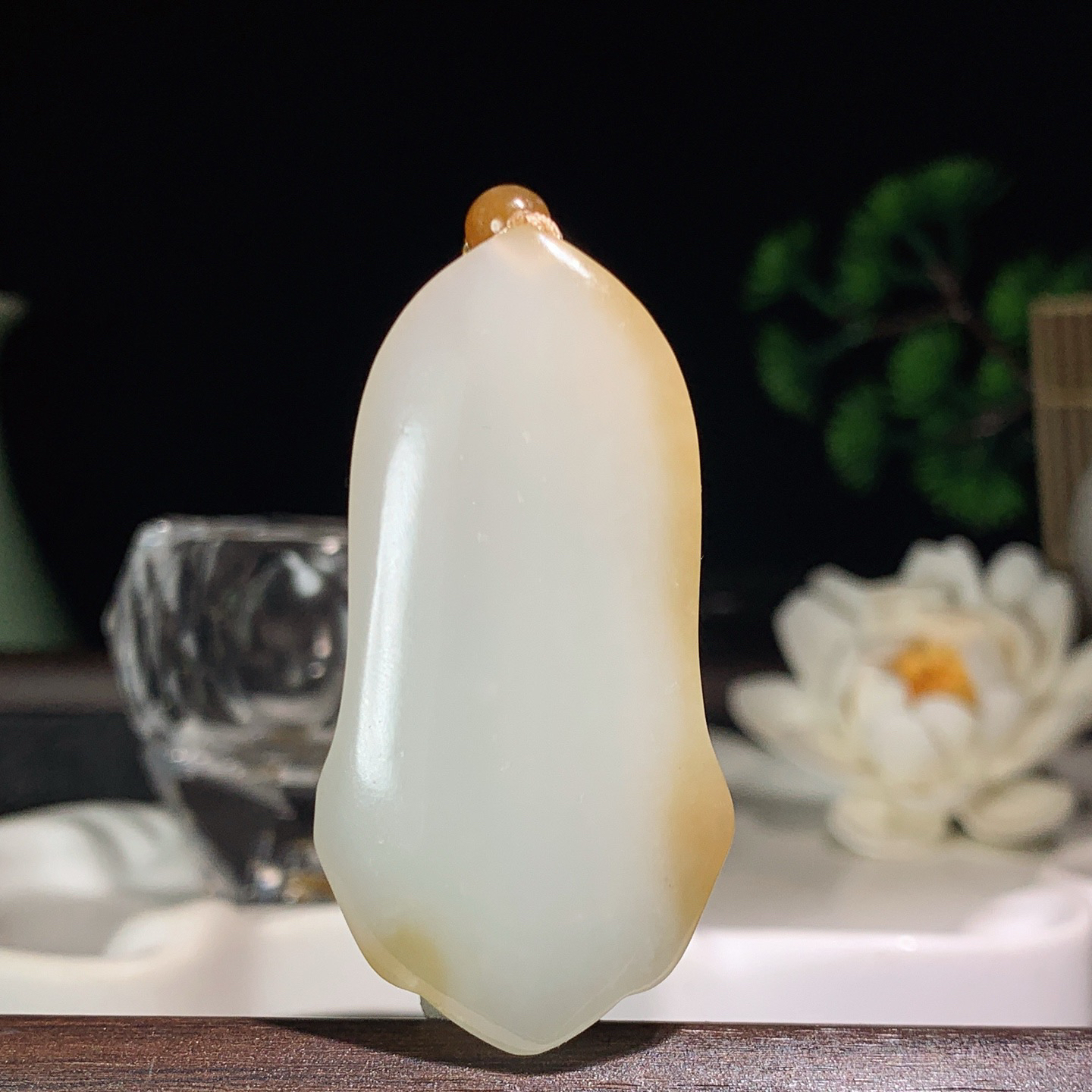 新疆和田玉白玉且末糖观音挂件 尺寸54/27/10重24克。玉质细腻油润。手推出油。佩戴高端典雅。lt260413