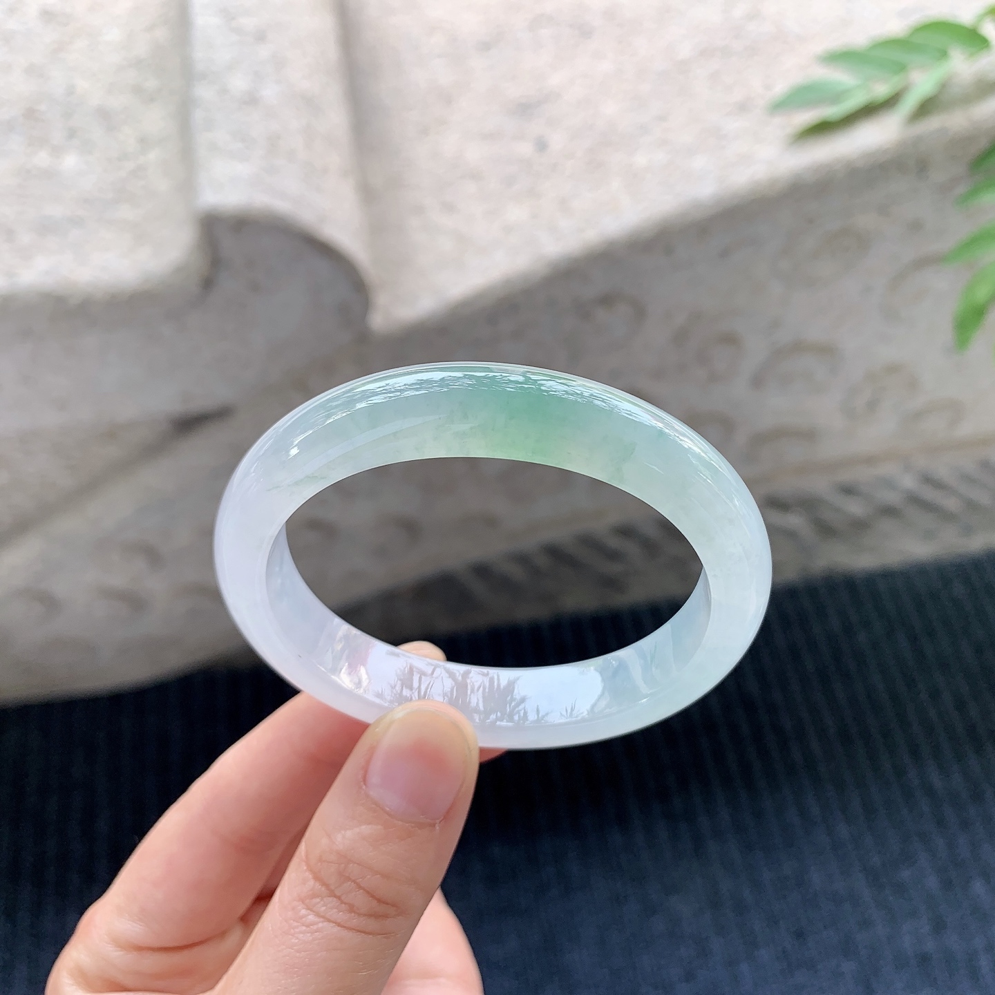 贵妃52 53【圈口】53.7/45.8/11.2/7.6【编码】A1121329【描述】冰糯飘绿，水润，种老，细腻，打灯有絮线