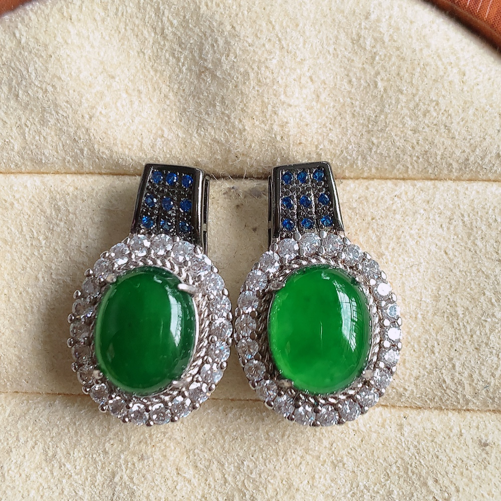 冰满绿翡翠925银镶嵌耳坠，自然光实拍，翠色灵动，颜色漂亮，种老水足，品相佳，佩戴佳品！W481.1