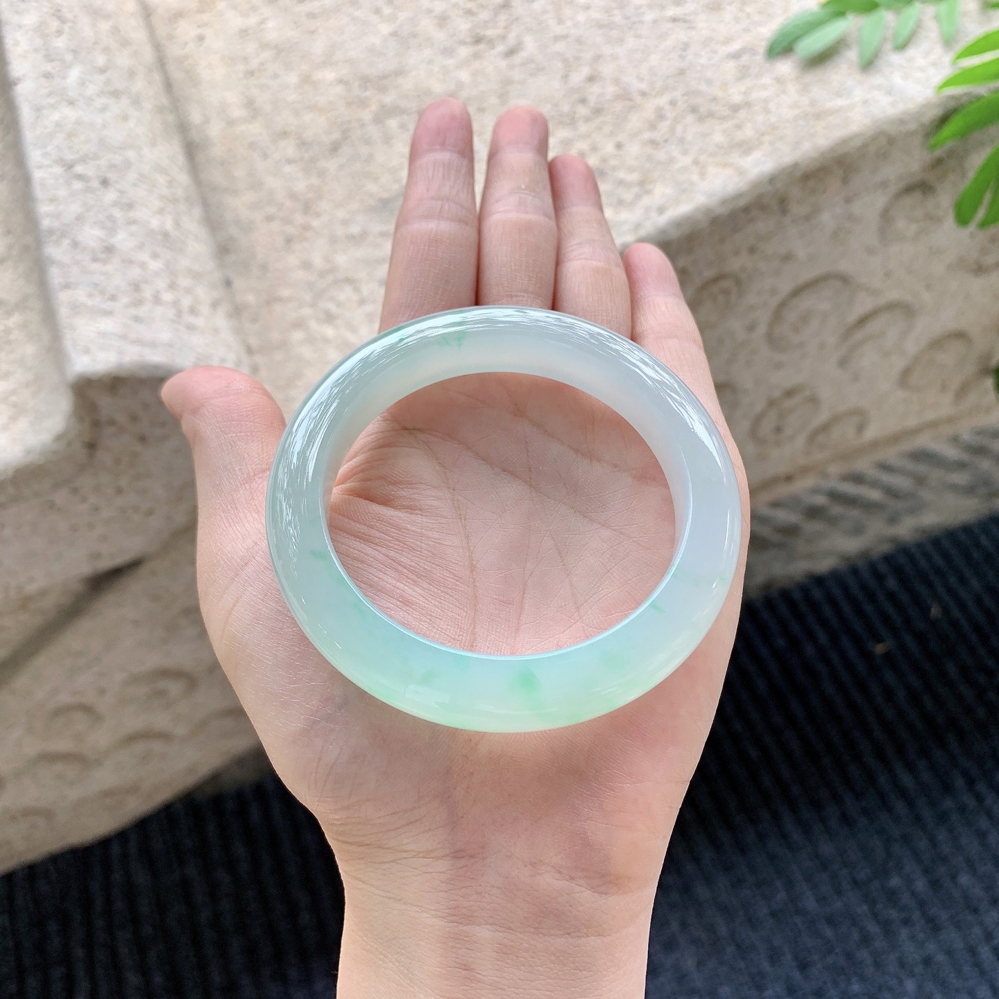 正圈54 55【圈口】55.2/11/9.3【编码】A1041515【描述】冰糯飘绿，水润，种老，细腻，无裂