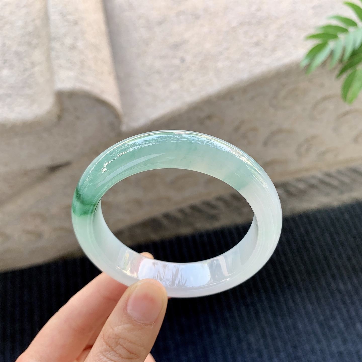 正圈53 54【圈口】54.3/13.7/8.4【编码】Q5033057【描述】冰糯飘绿，水润，种老，细腻，无裂